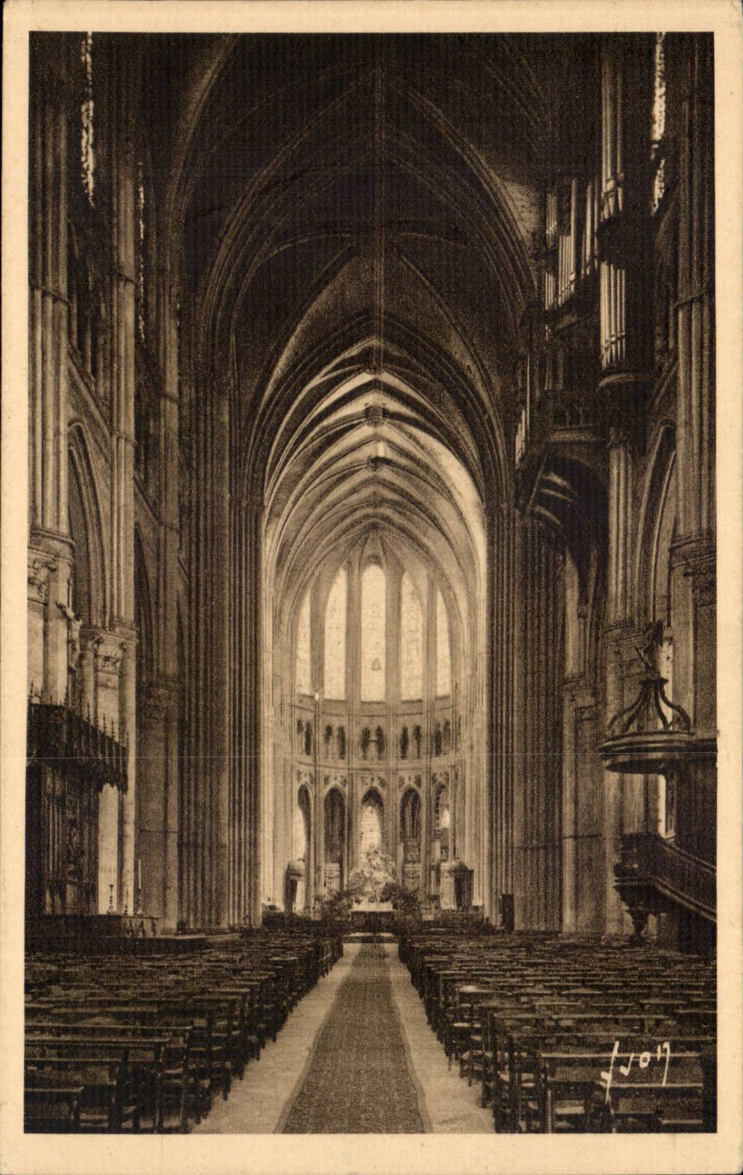 Chartres CPA Interieur de la cathedrale La nef et le choeur