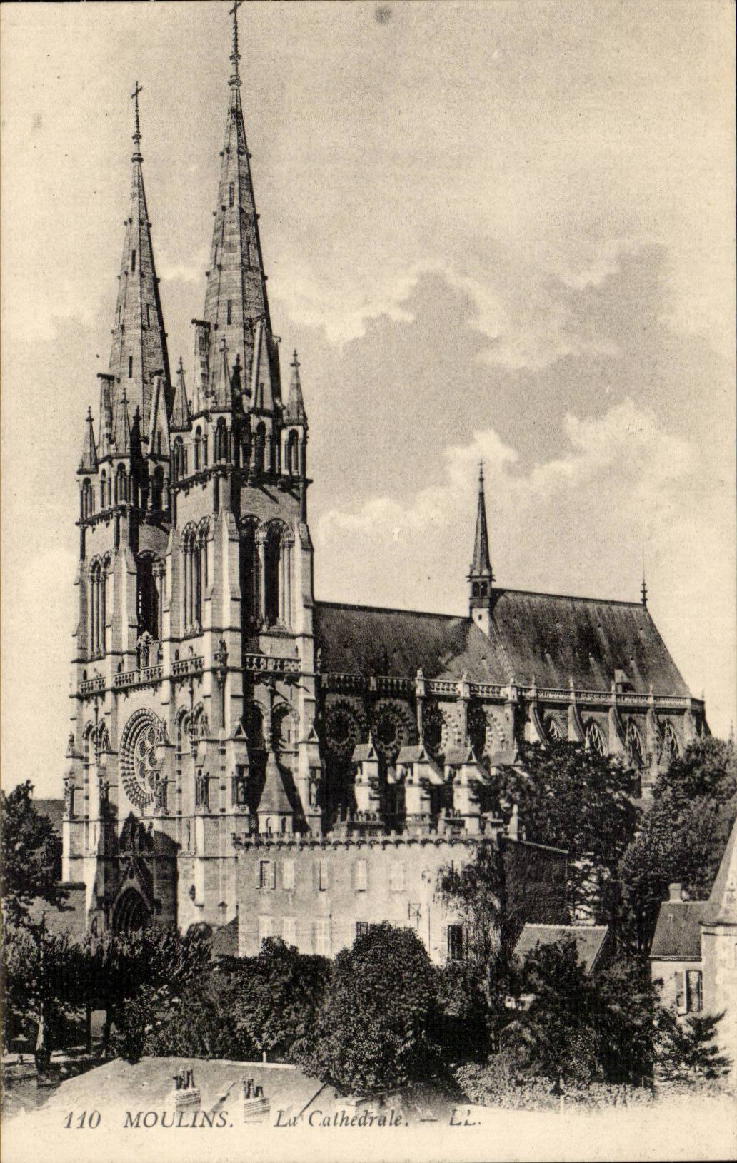 Moulins CPA La cathedrale