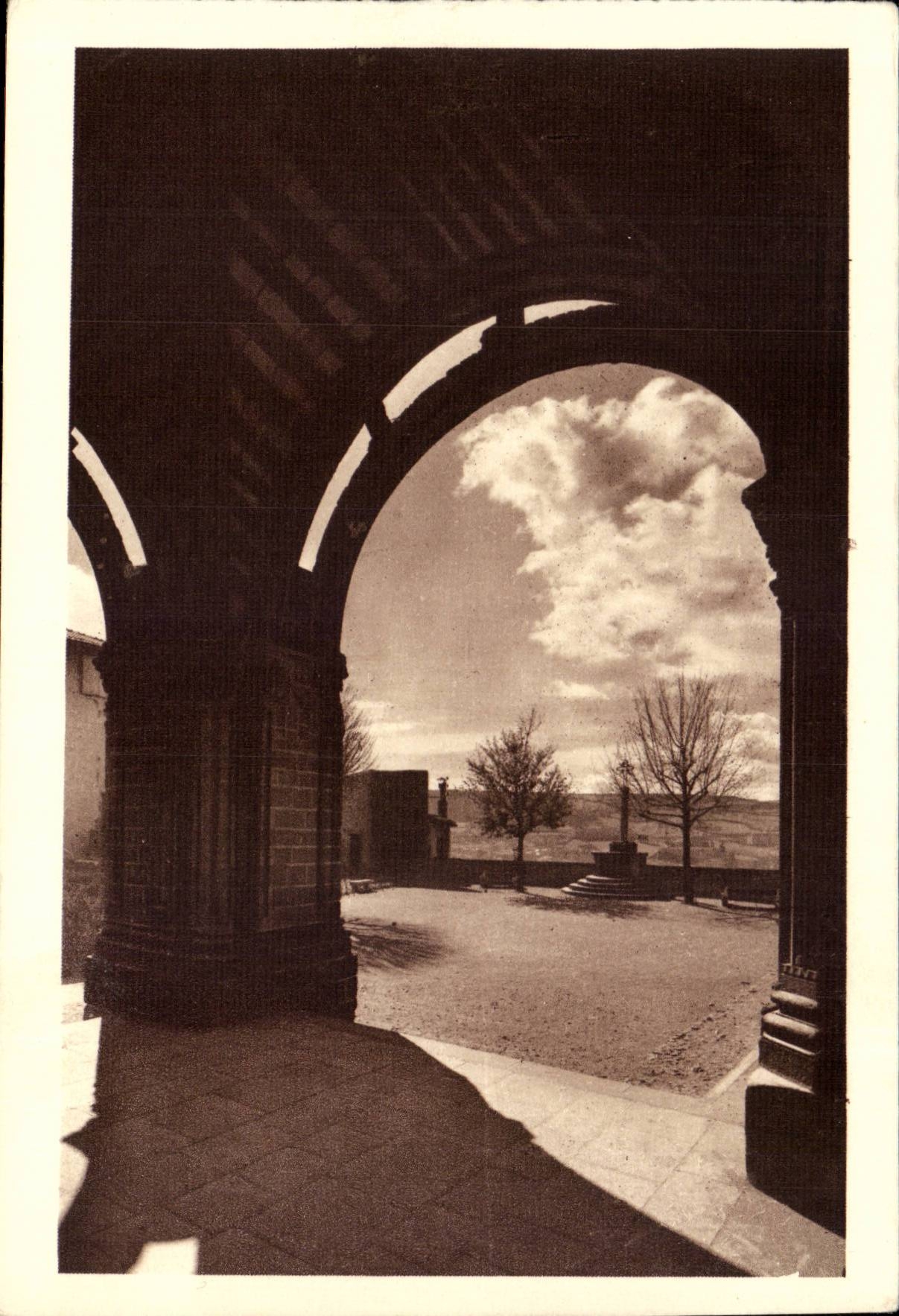 Cathédrale du Puy — A l'ombre d'un porche — Héliogravure M. Lescuyer - Lyon