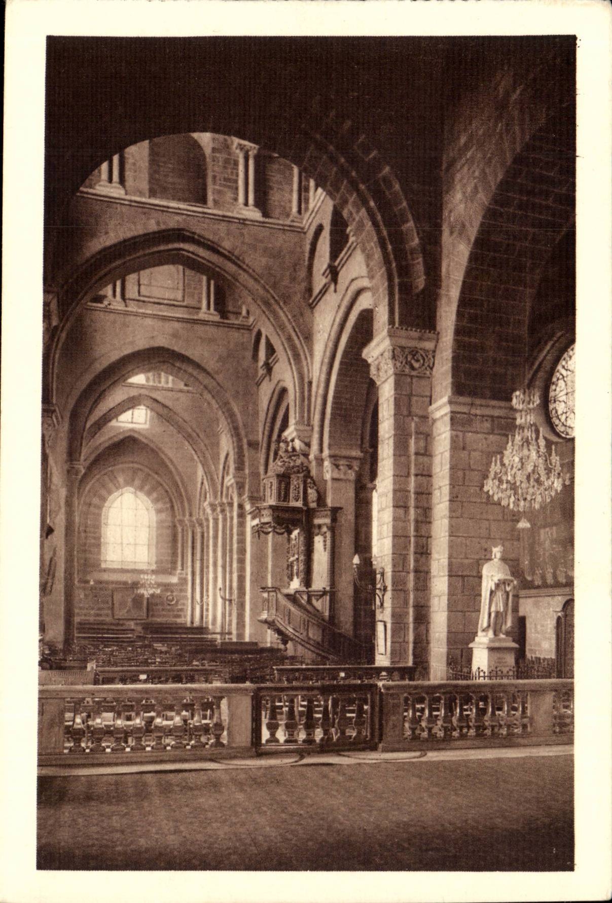 Cathédrale du Puy — Nef centrale — statue de Saint Louis et chaire sculptée