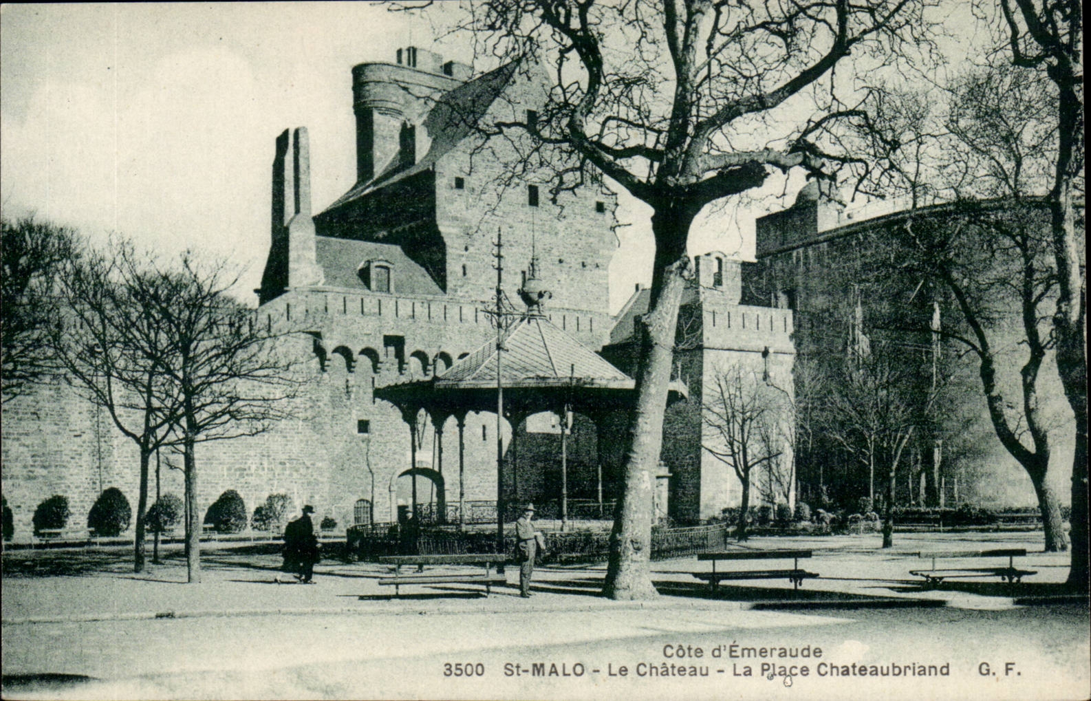 St-Malo - Le Château - La Place Châteaubriand — Côte d'Émeraude — G. F.
