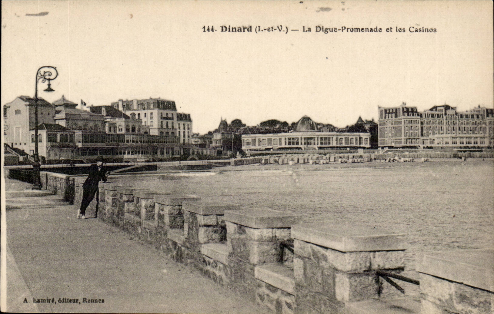 Dinard CPA La digue promenade et les casinos