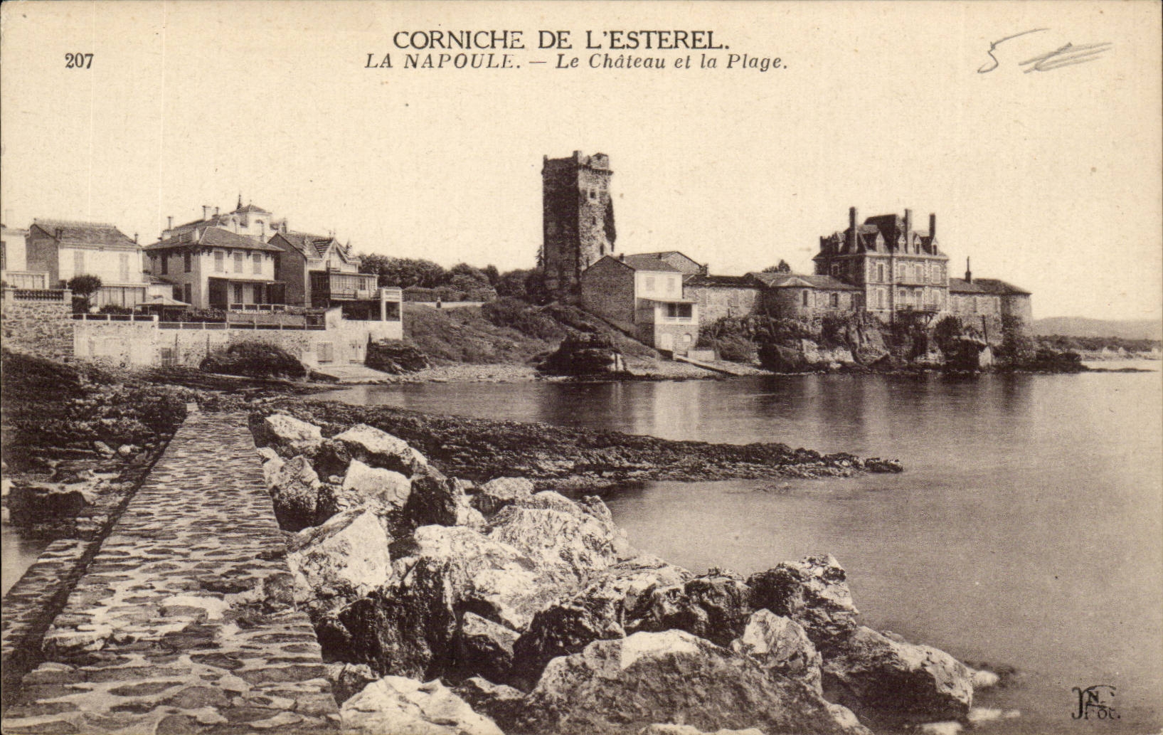 Corniche de l'Esterel. La Napoule — Le Château et la Plage. — N. F. O. — N° 207