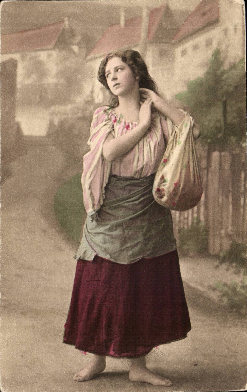 Frau in einem roten und pinken Kleid — Straßenszene — Fotograf aus Russland, Serie 275