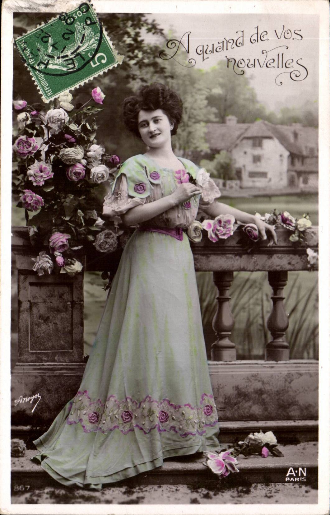 Mujer en vestido con motivos florales — A cuándo tus noticias — A:N París, n°867