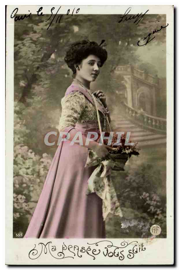 Joven mujer en vestido rosa — decorado de jardín — editor AF, n° 555