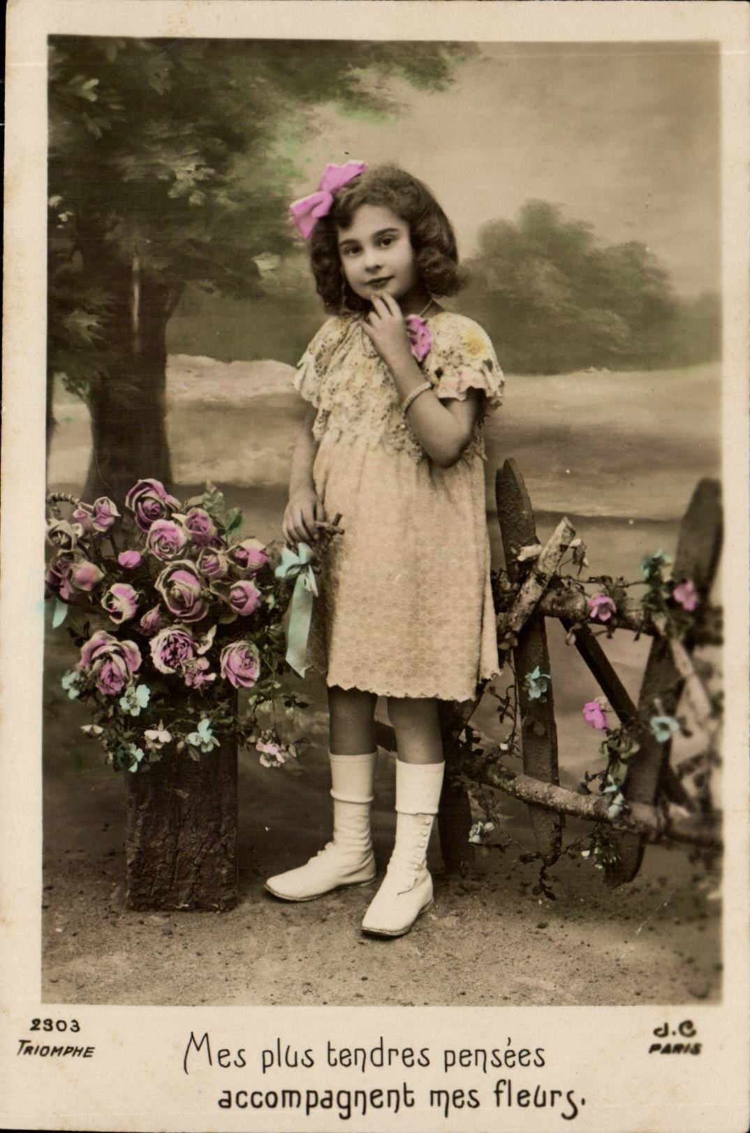 CPA Fantaisie Enfant Mes plus tendres pensees accompagnent mes fleurs