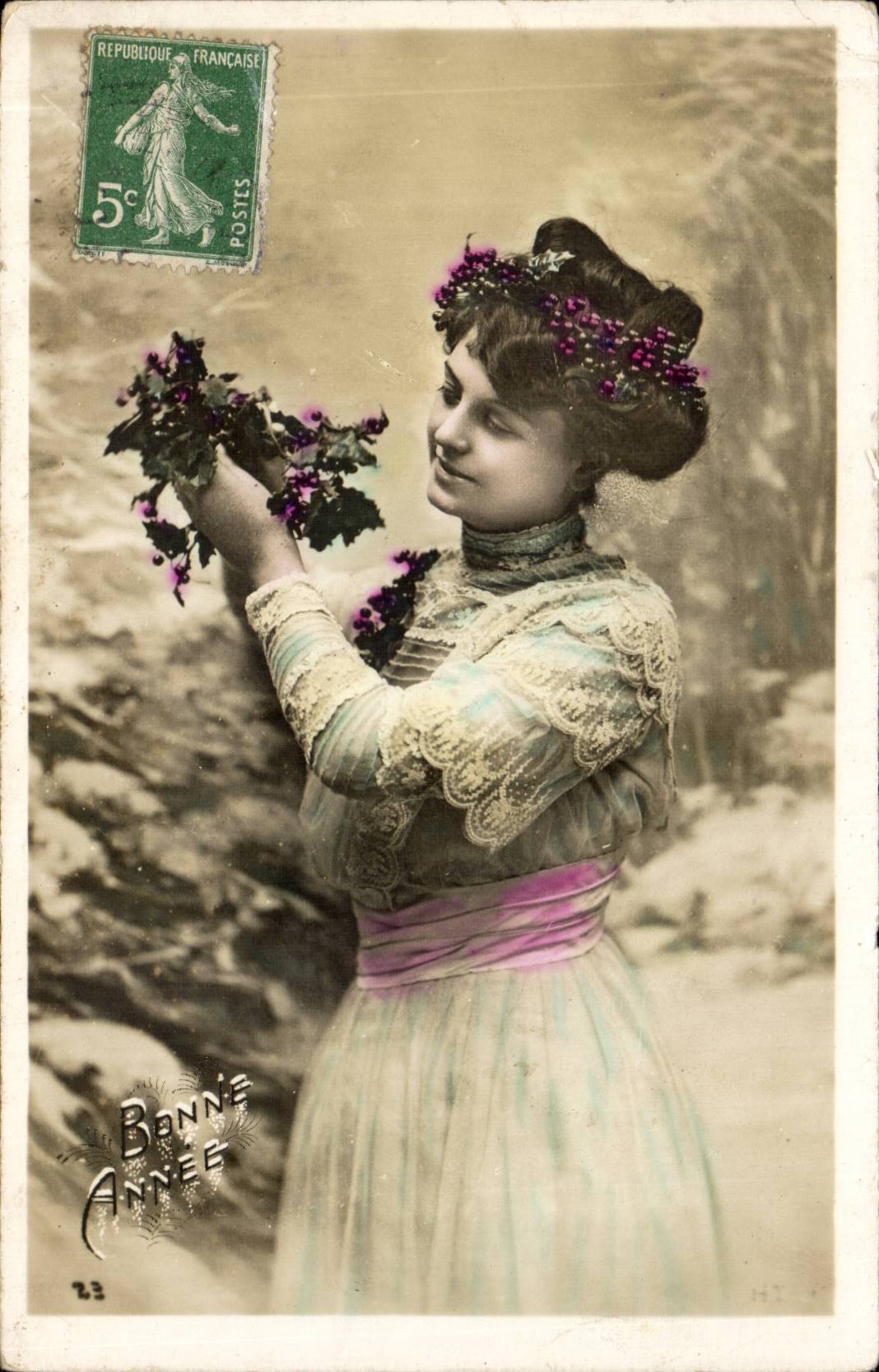 Femme en robe à dentelle tenant un bouquet — Bonne Année — éditeur H.T. n°23