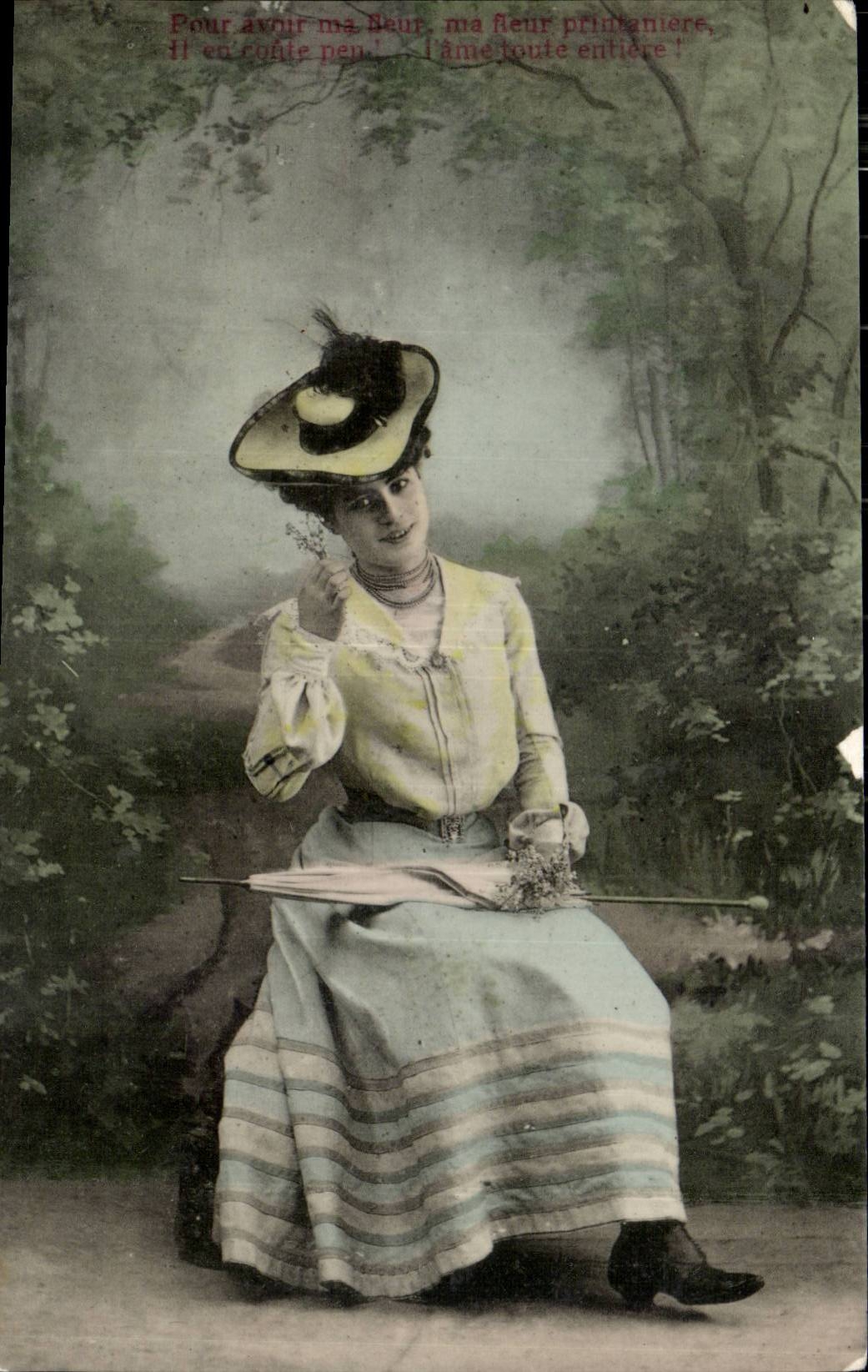 Femme en robe à rayures — poème imprimé — éditeur non identifié