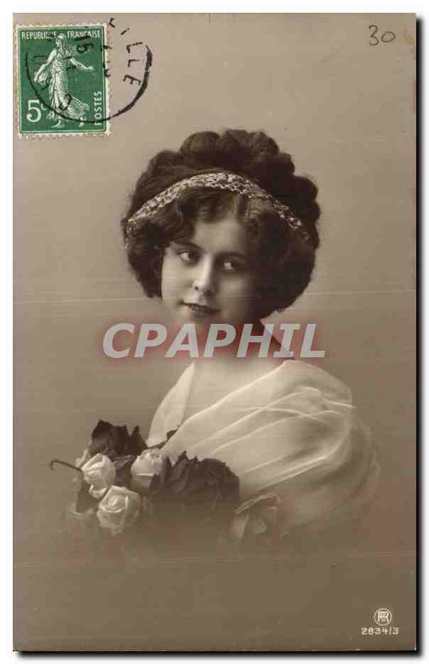 Jeune femme — avec bouquet de roses — éditée par RR n°2834/3