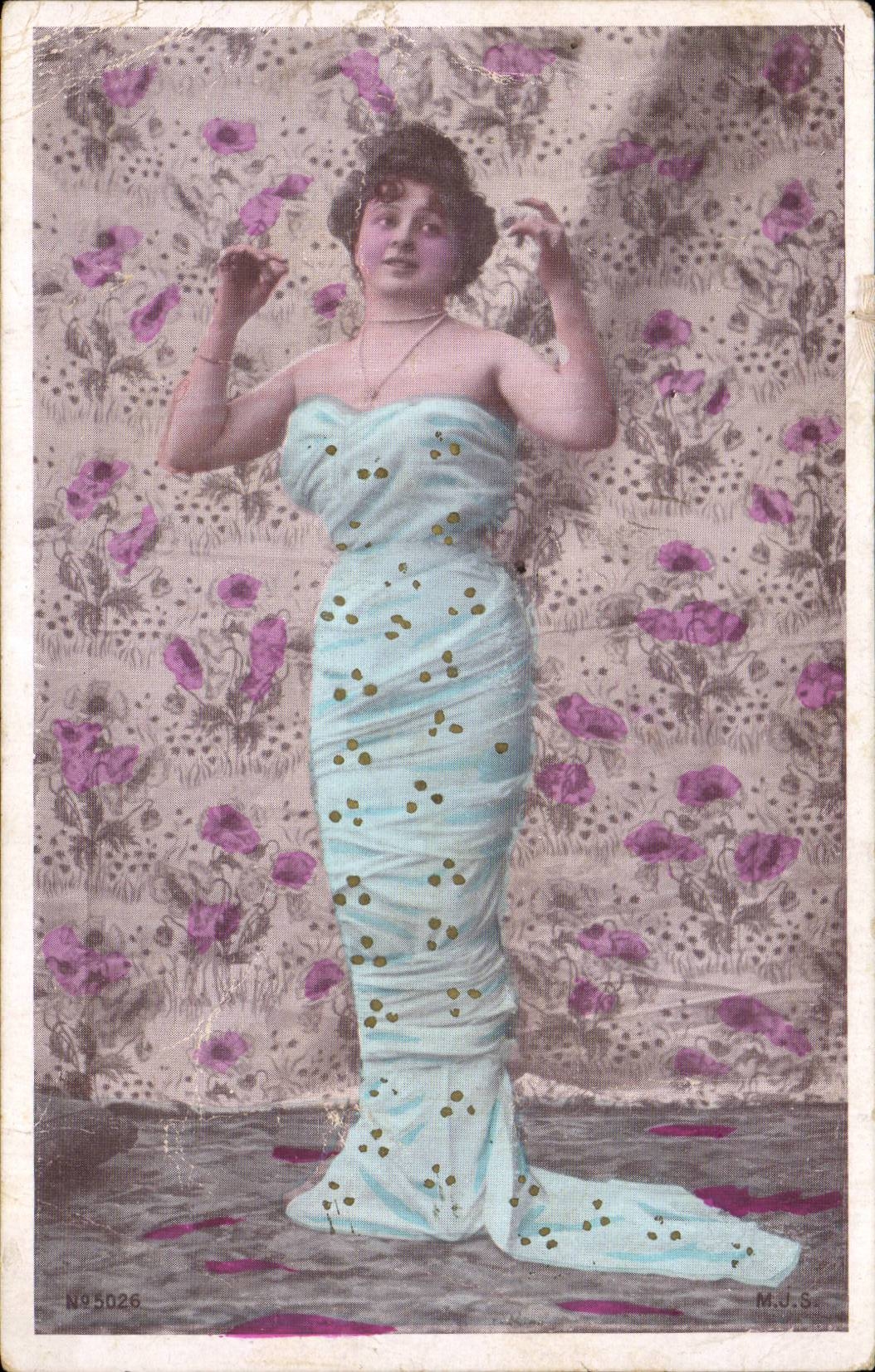 Femme en robe bleue à pois dorés — M.J.S. — N°5026