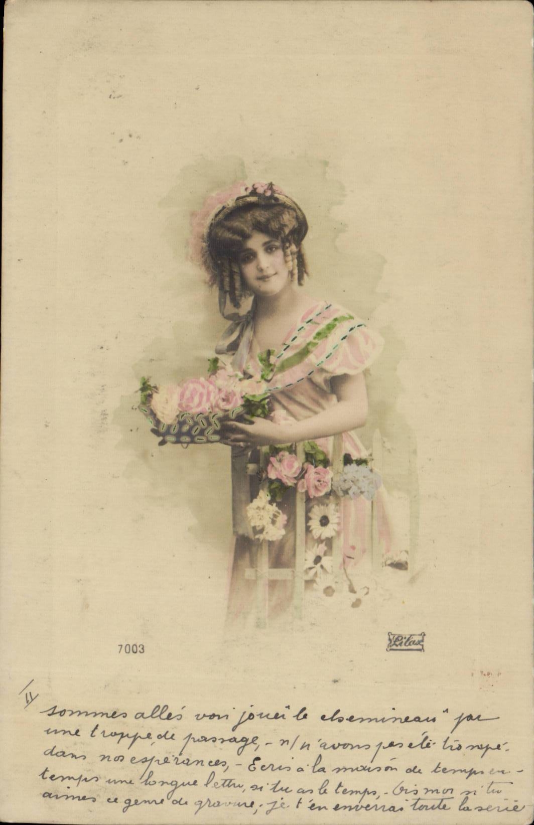 Jeune femme en robe rose tenant un panier de fleurs — éditeur Létau, n° 7003