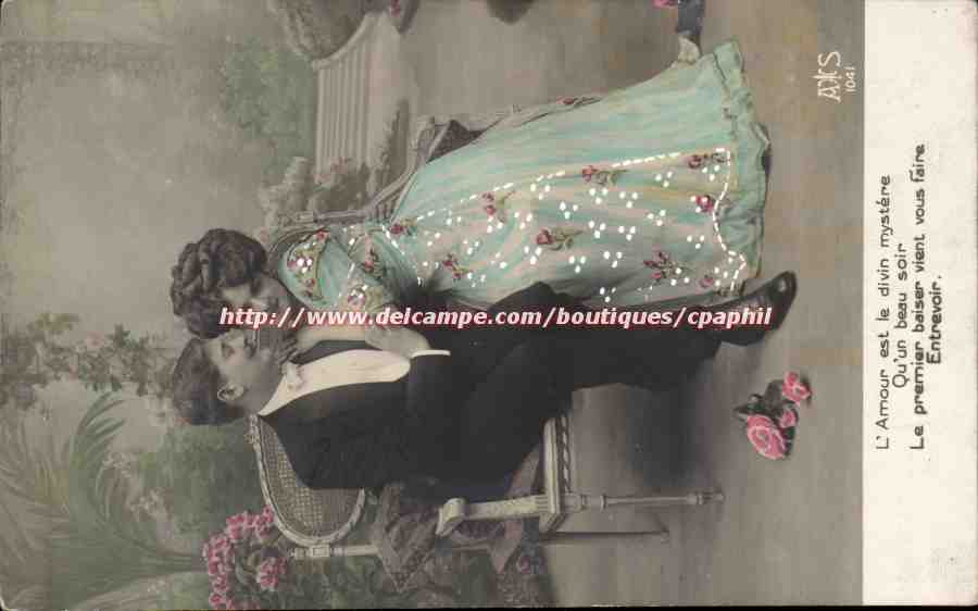 CPA Fantaisie Couple L'amour est un divin mystere qu'un beau soir le premier baiser vient vous faire entrevoir