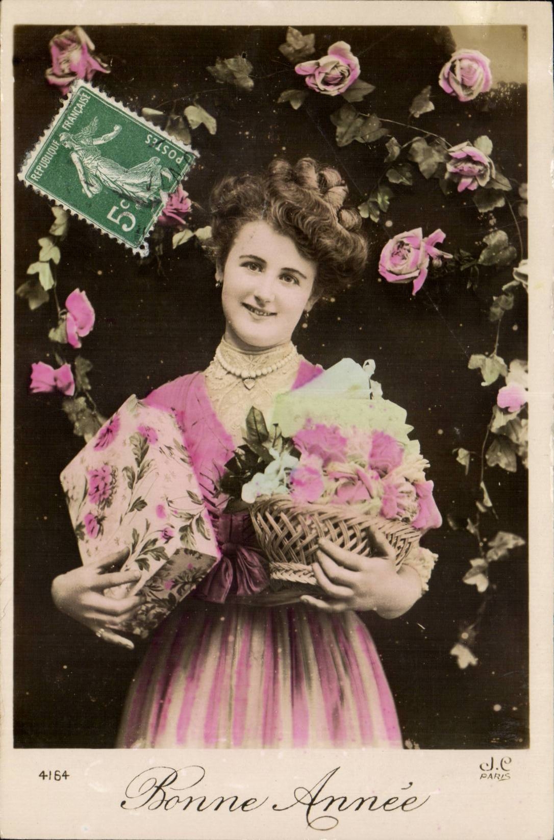 Jonge vrouw met bosje rozen — Gelukkig Nieuwjaar — J.C. PARIS, n°4/164
