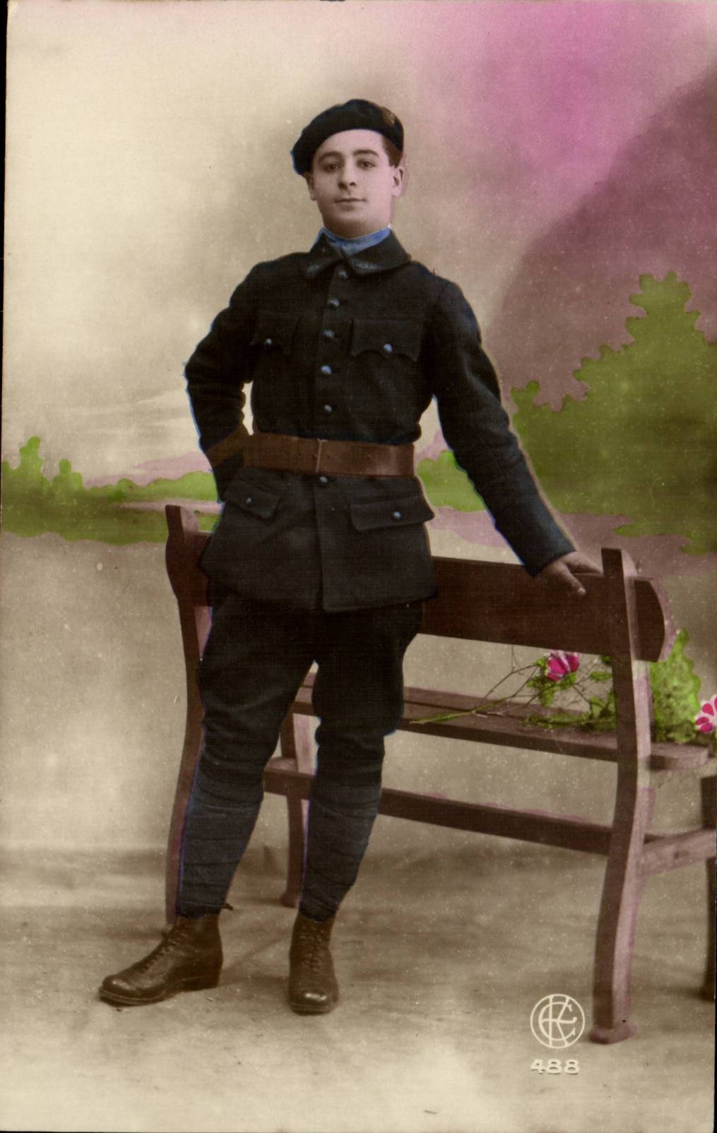 Jeune soldat en uniforme — studio photographique — n° 488