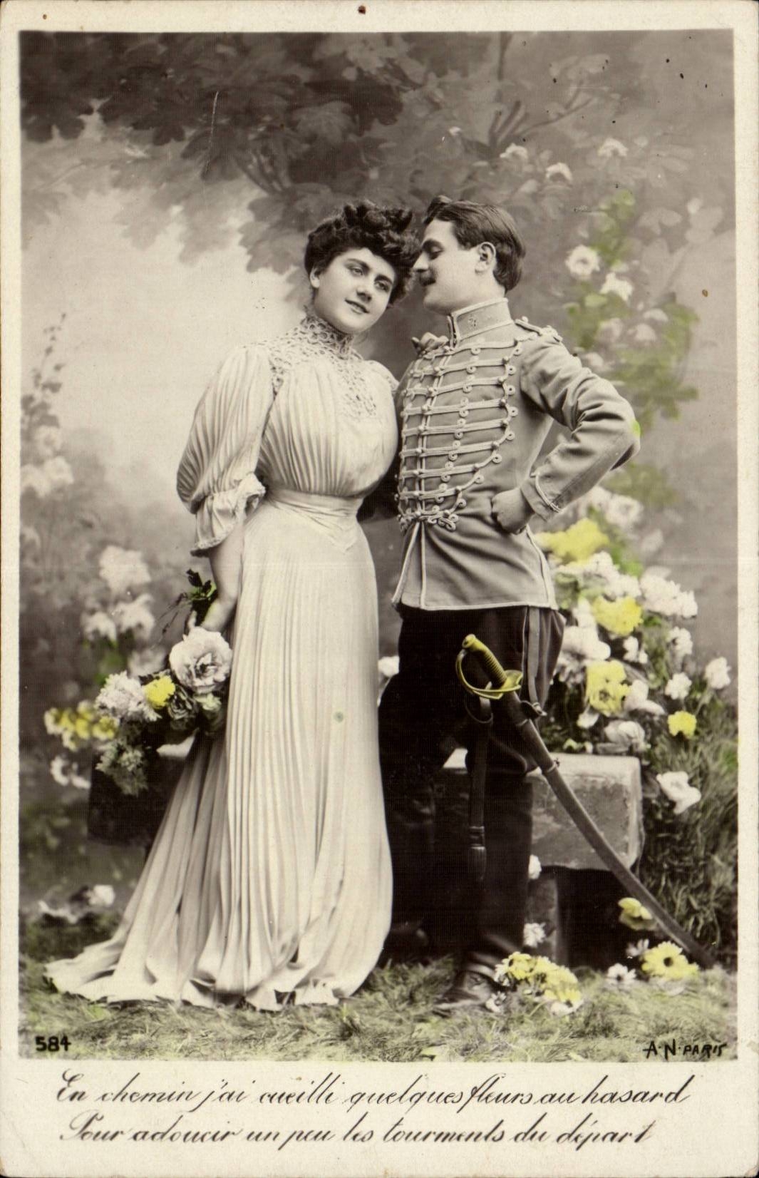 CPA Fantaisie Couple Patriotique En chemin j'ai cueille quelques fleurs au hasard