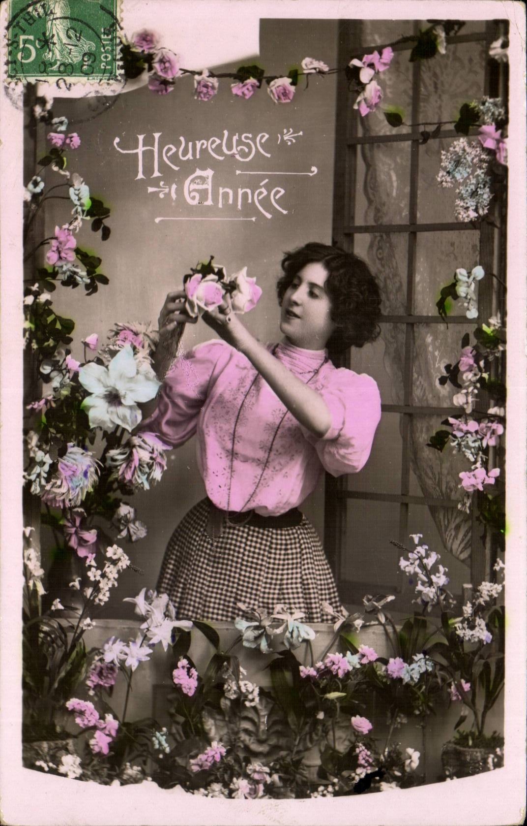 Femme entourée de fleurs — 'Heureuse Année' — Union Postale Universelle