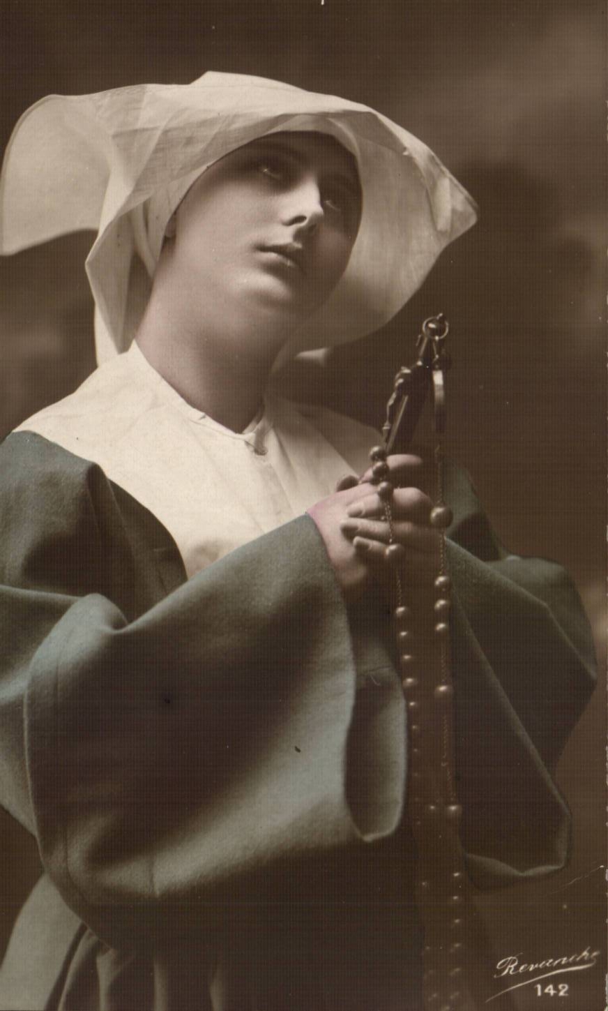 Sœur religieuse — prière — Rovaneche 142