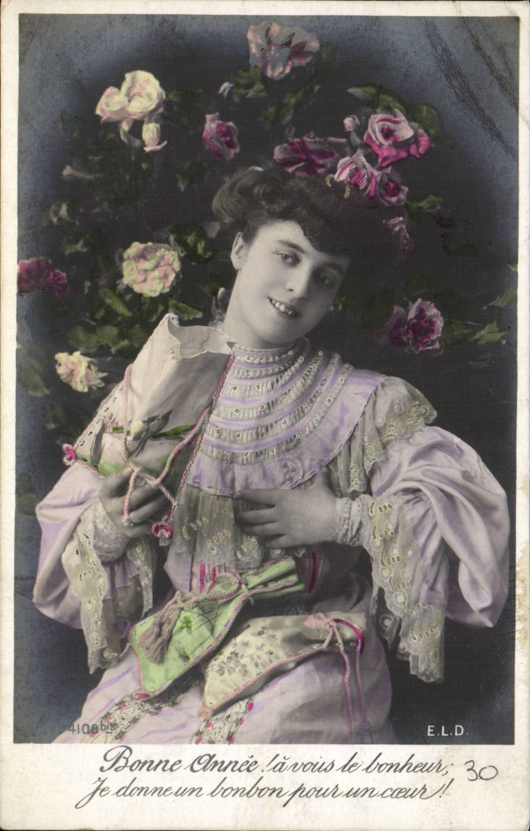 Joven mujer en vestido lavanda — rosas — E.L.D. n° 4106 bis