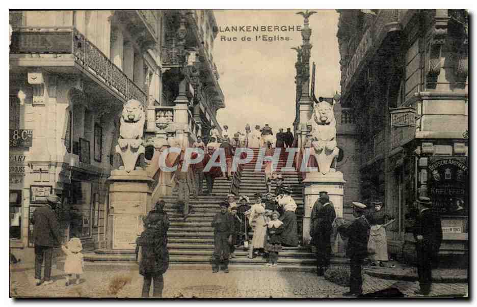 Belgique Belgie CPA Blankenberghe Rue de l'eglise (lions tres animee malgre defauts)