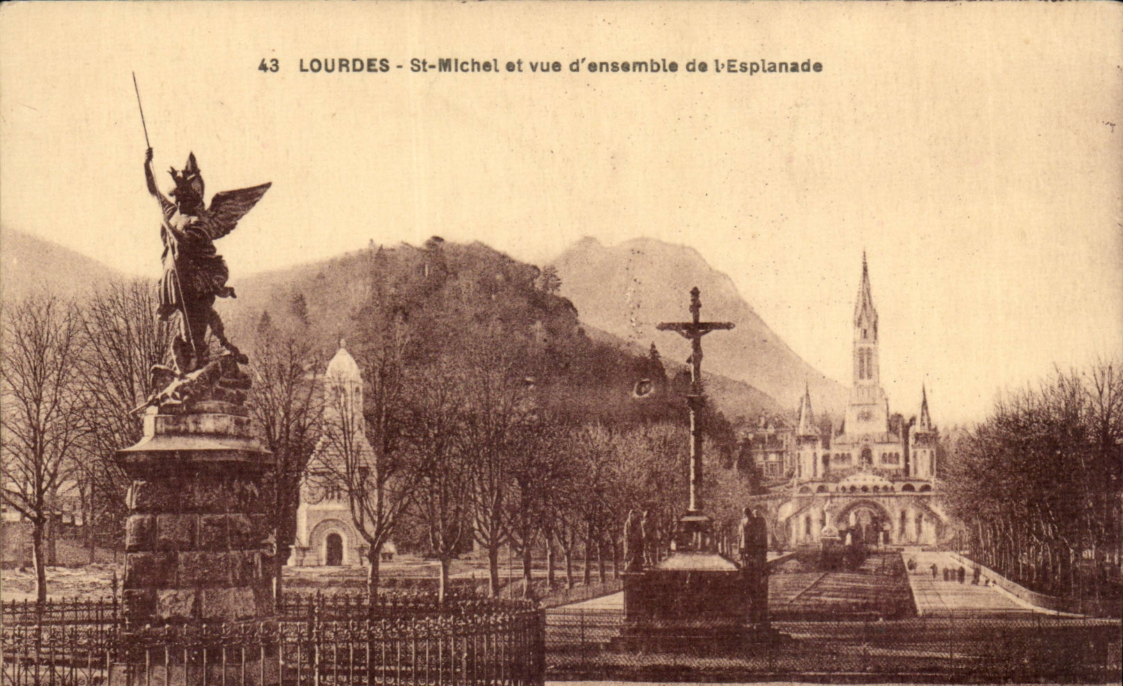Lourdes CPA St Michel et vue d'ensemble de l'esplanade