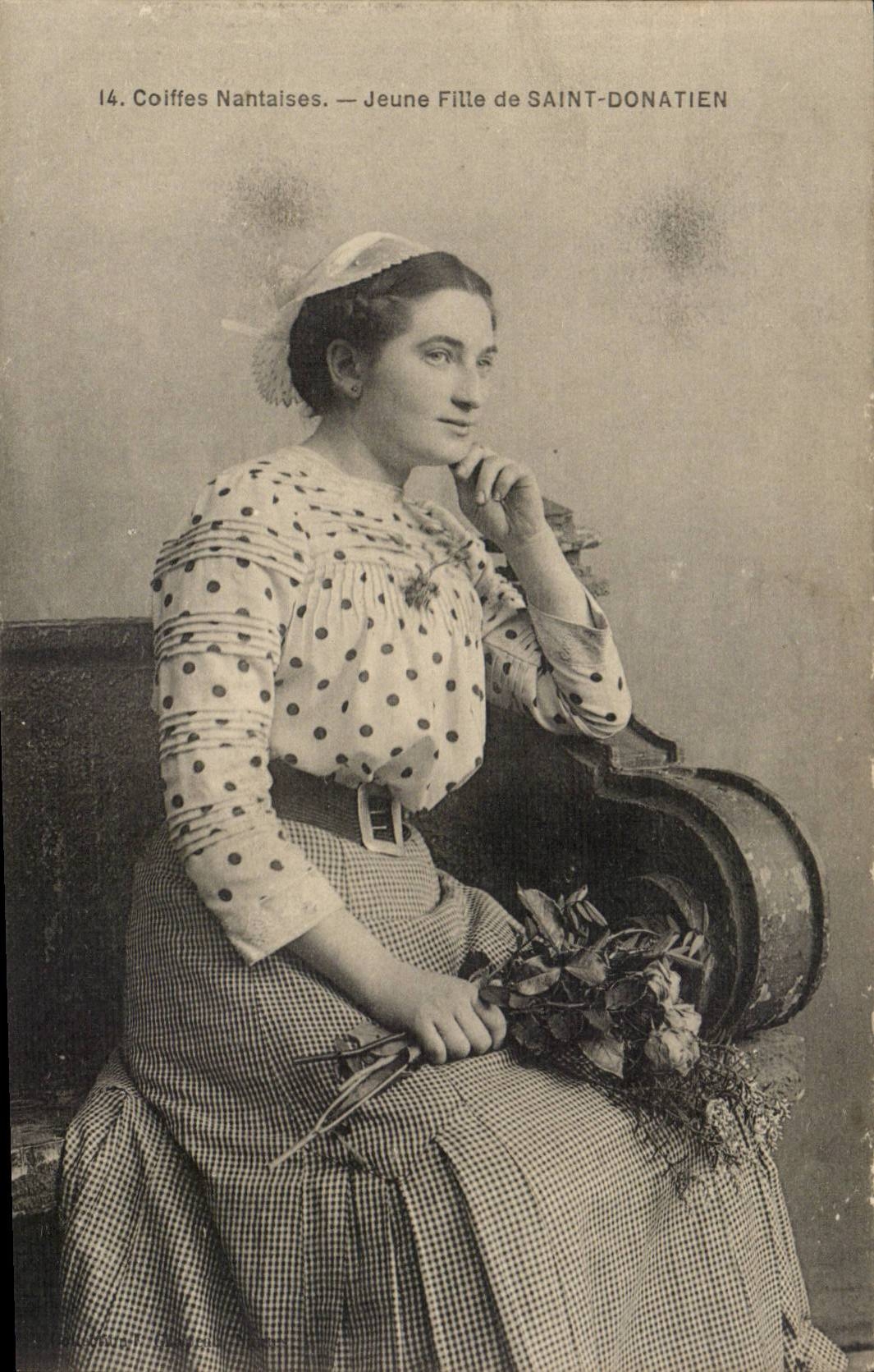 Coiffes nantaises CPA Jeune fille de Saint Donatien (Nantes folklore personnages femme) TOP