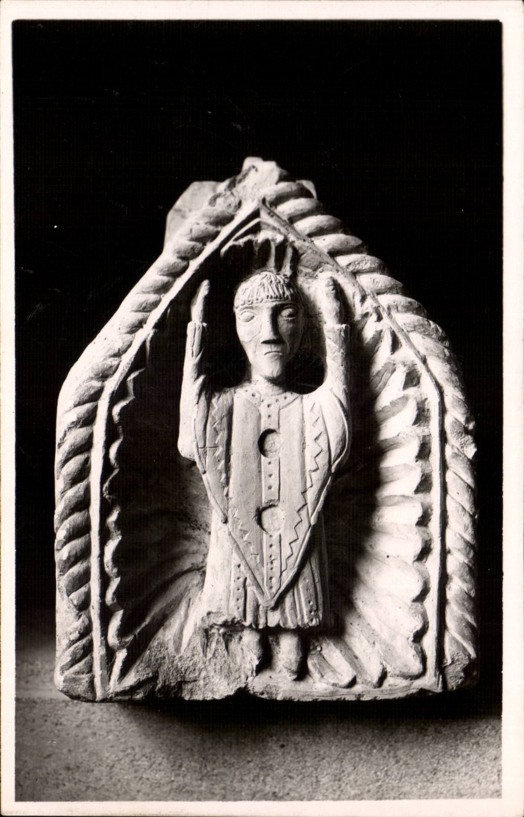 Châsse à toit en bâtière, XIe s. — Pierre — Éditions des Musées Nationaux