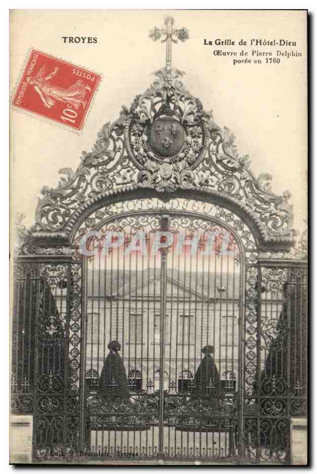 TRoyes CPA La grille de l'hotel Dieu oeuvre de Pierre Delphin posee en 1760