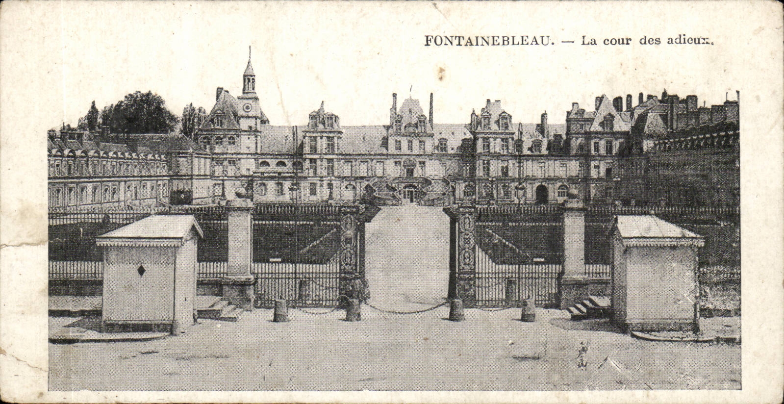 Fontainebleau — La cour des adieux.