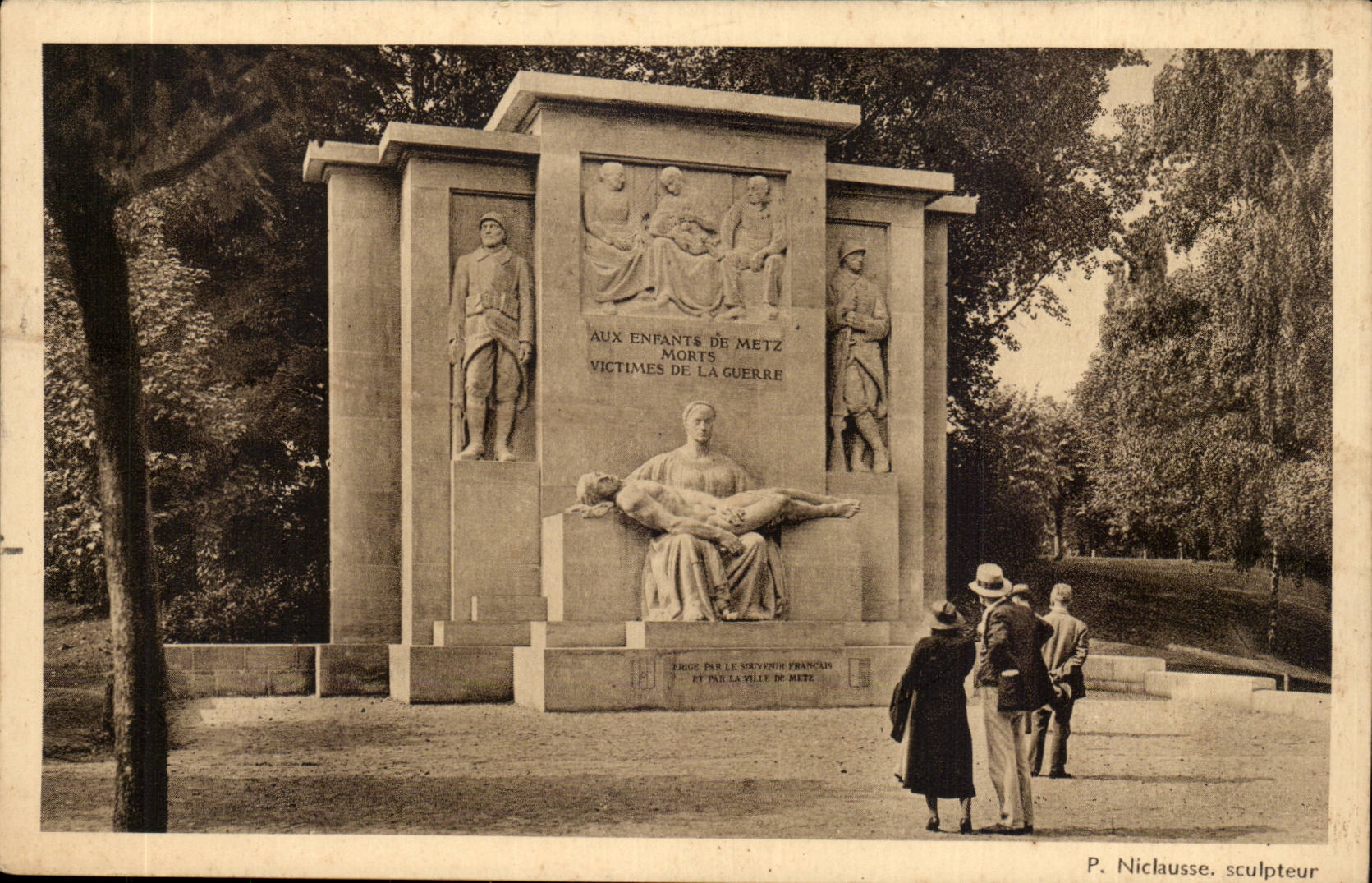 CPA Monument aux enfants de Metz morts victimes de la guerre
