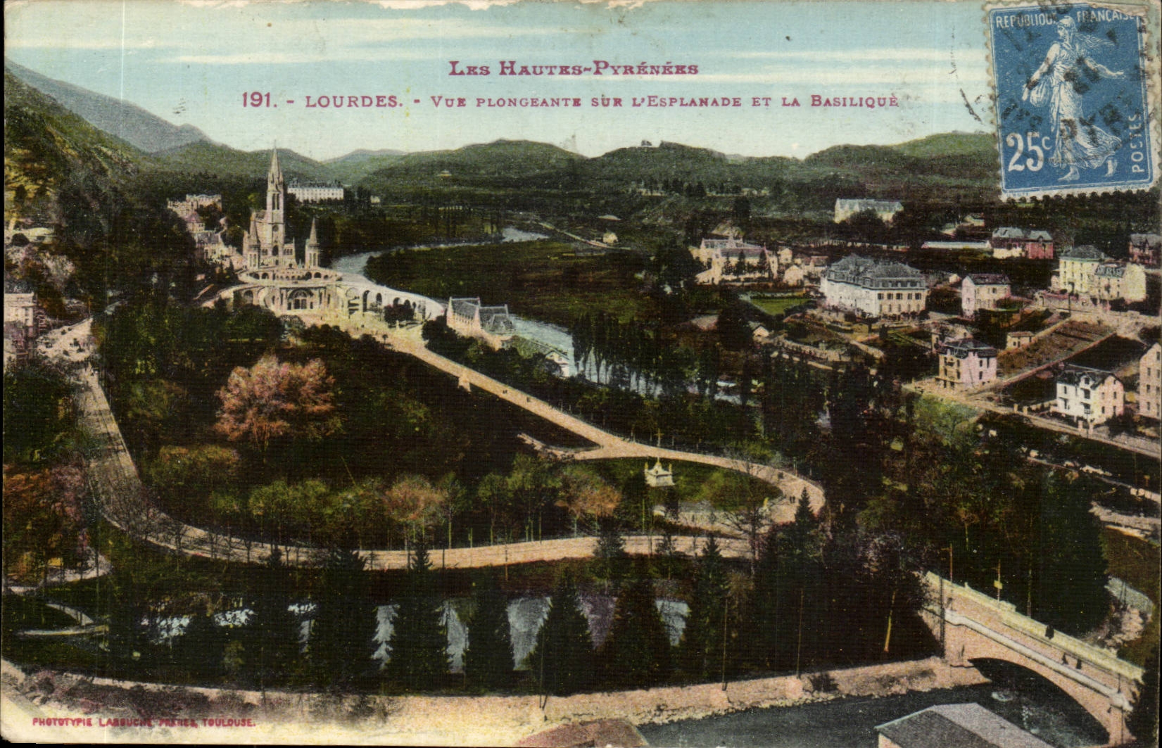 Lourdes CPA Vue plongeante sur l'esplanade et la basilique