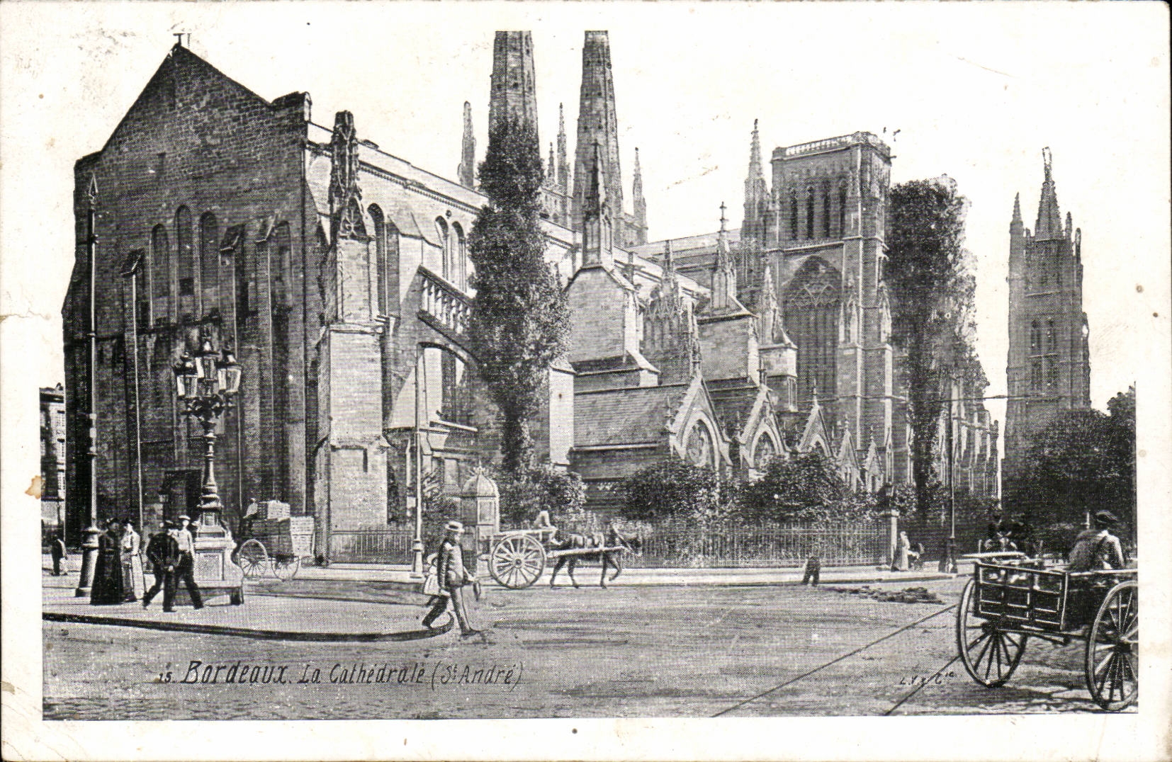 Bordeaux. La Cathédrale (St-André) — vue de la cathédrale gothique avec char à cheval et piétons — éditeur L.V.C.