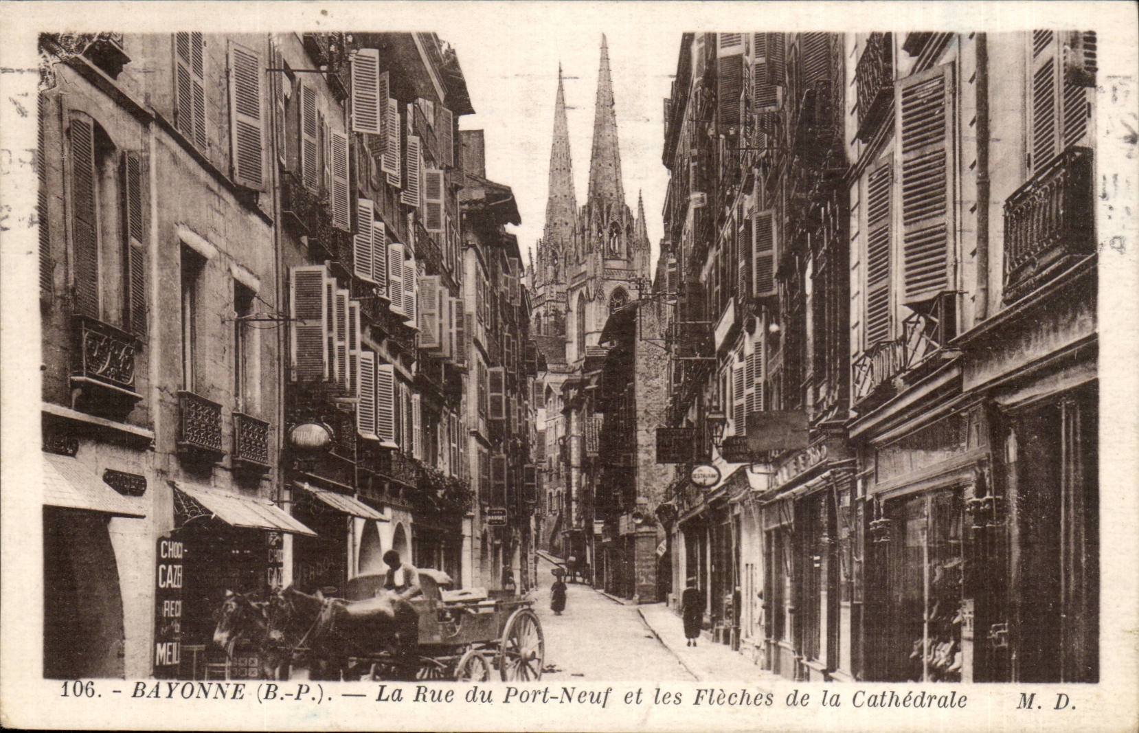 Bayonne CPA La rue du Port n euf et les fleches de la cathedrale