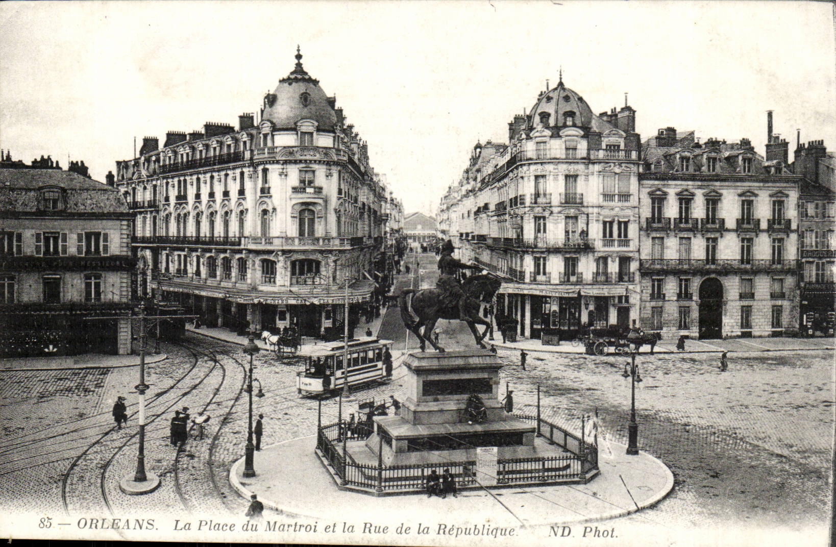 Orleans CPA La place du Martroi et la rue de la Republique