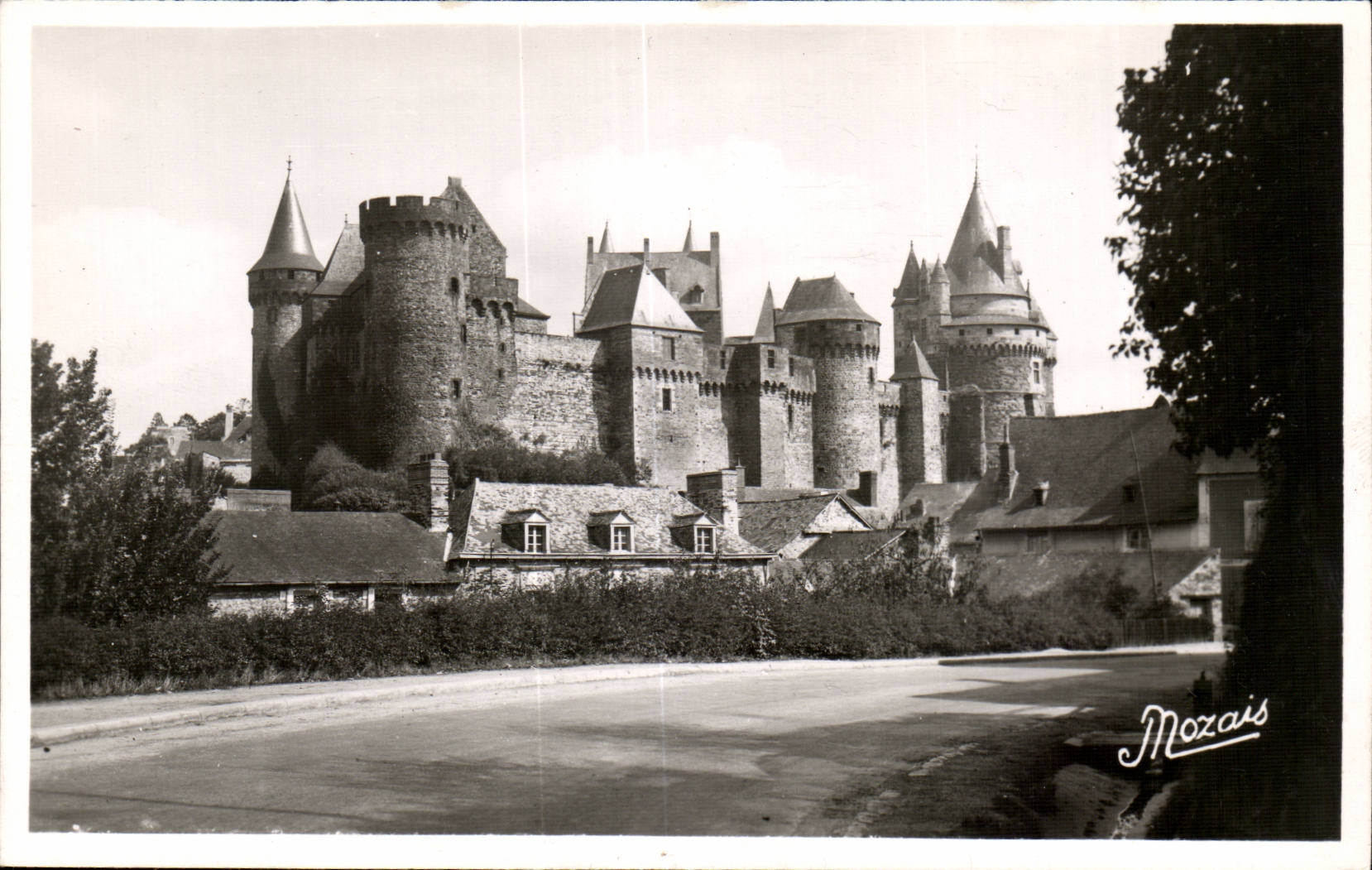 Vitre CPM Le chateau pris de la route de Rennes