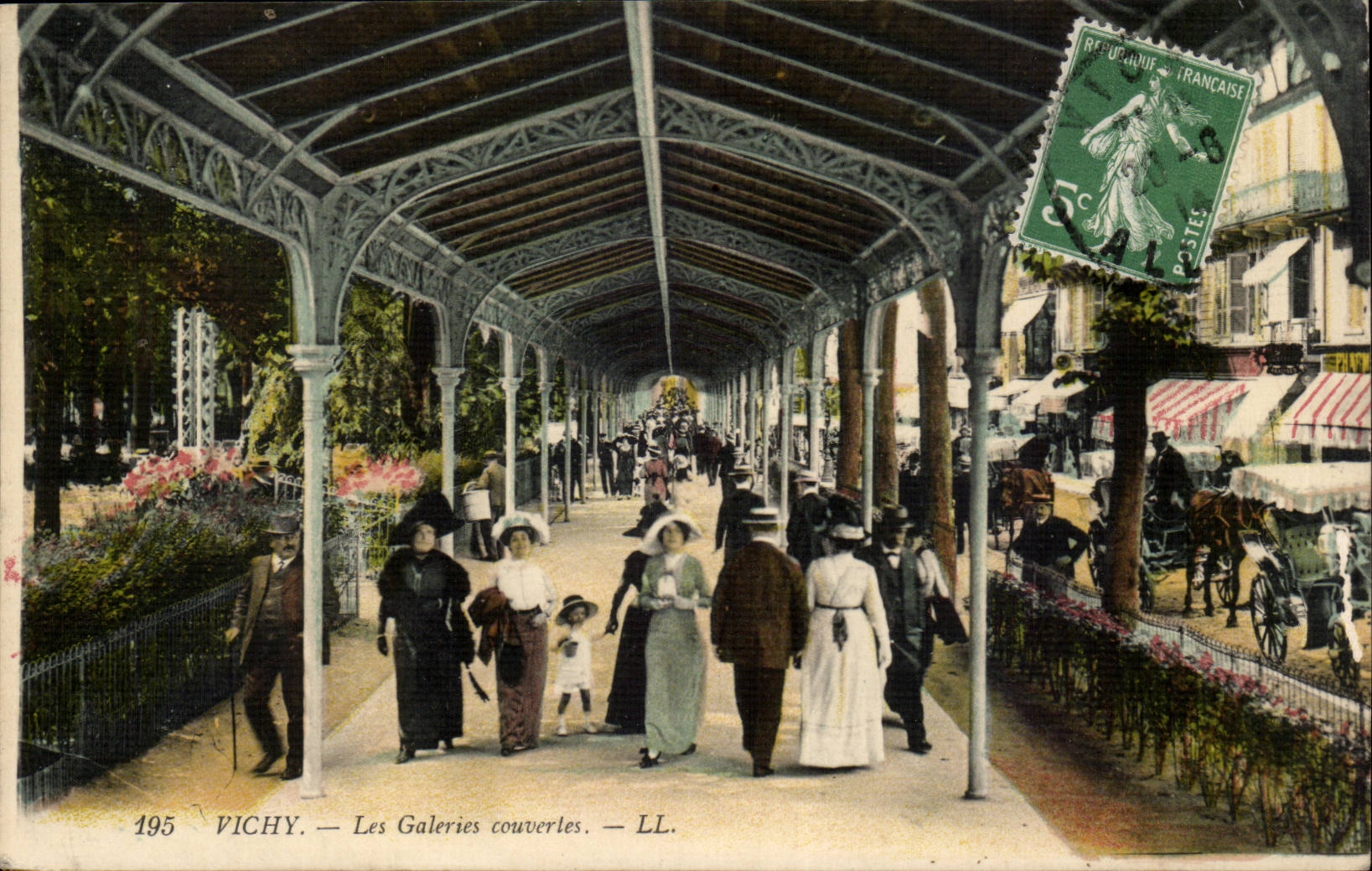 Vichy CPA Les galeries couvertes