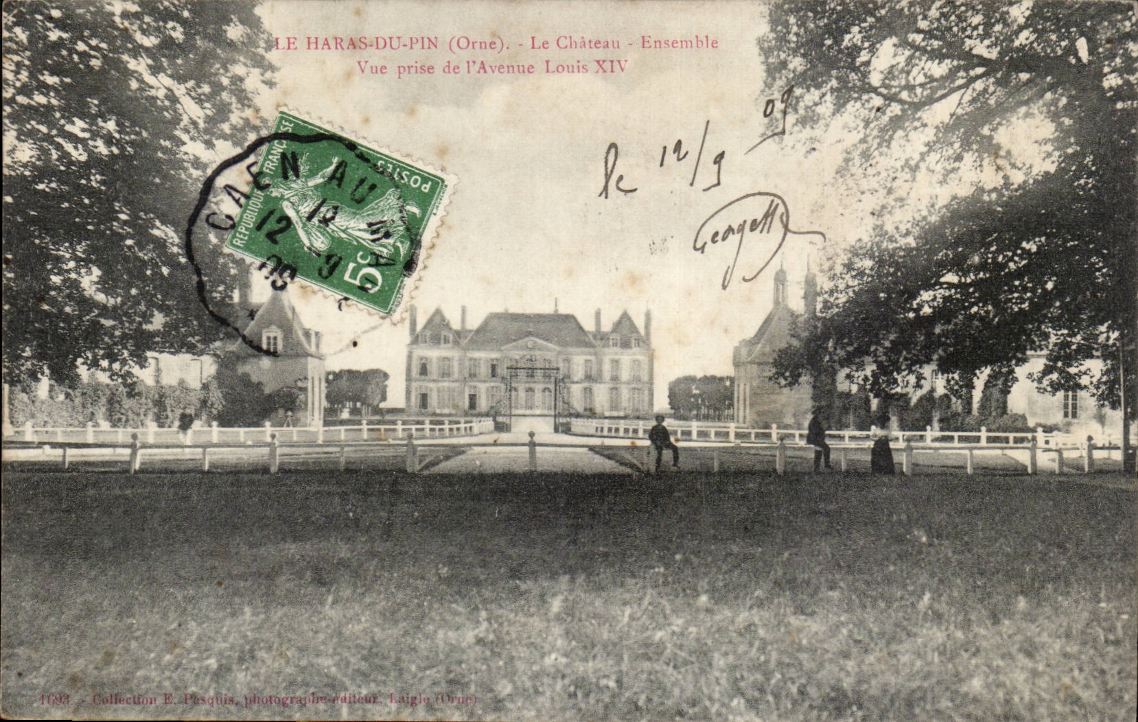 Le Haras du pin CPA Le chateau Ensemble Vue prise de l'avenue Louis XIV