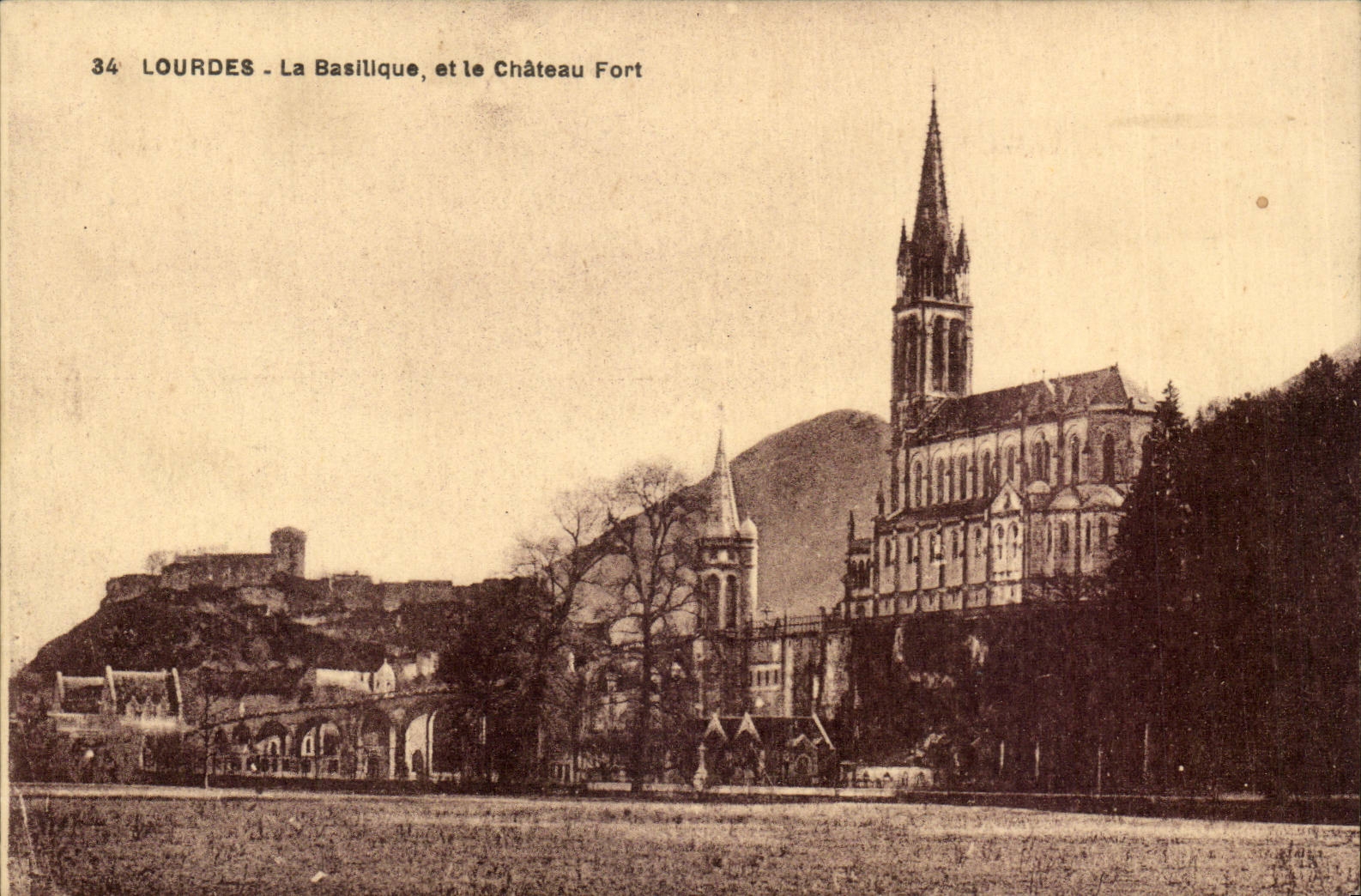 Lourdes CPA La basilique et e chateau fort