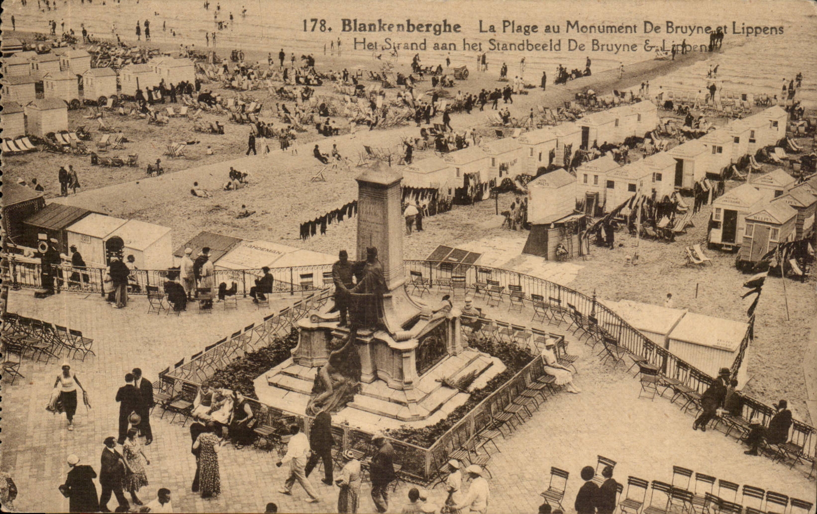 Belgie Belgique Blankenberghe CPA La plage au Monument de Bruyne et Lippens