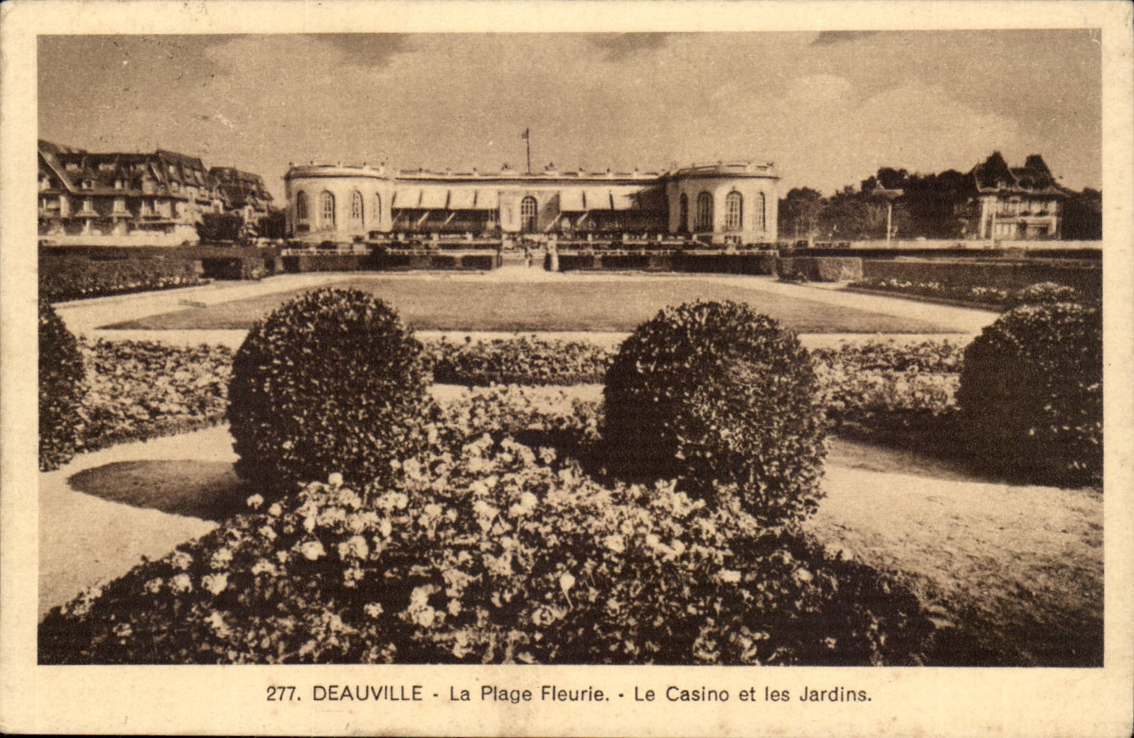 Deauville cPA La plage fleurie Le casino et les jardins