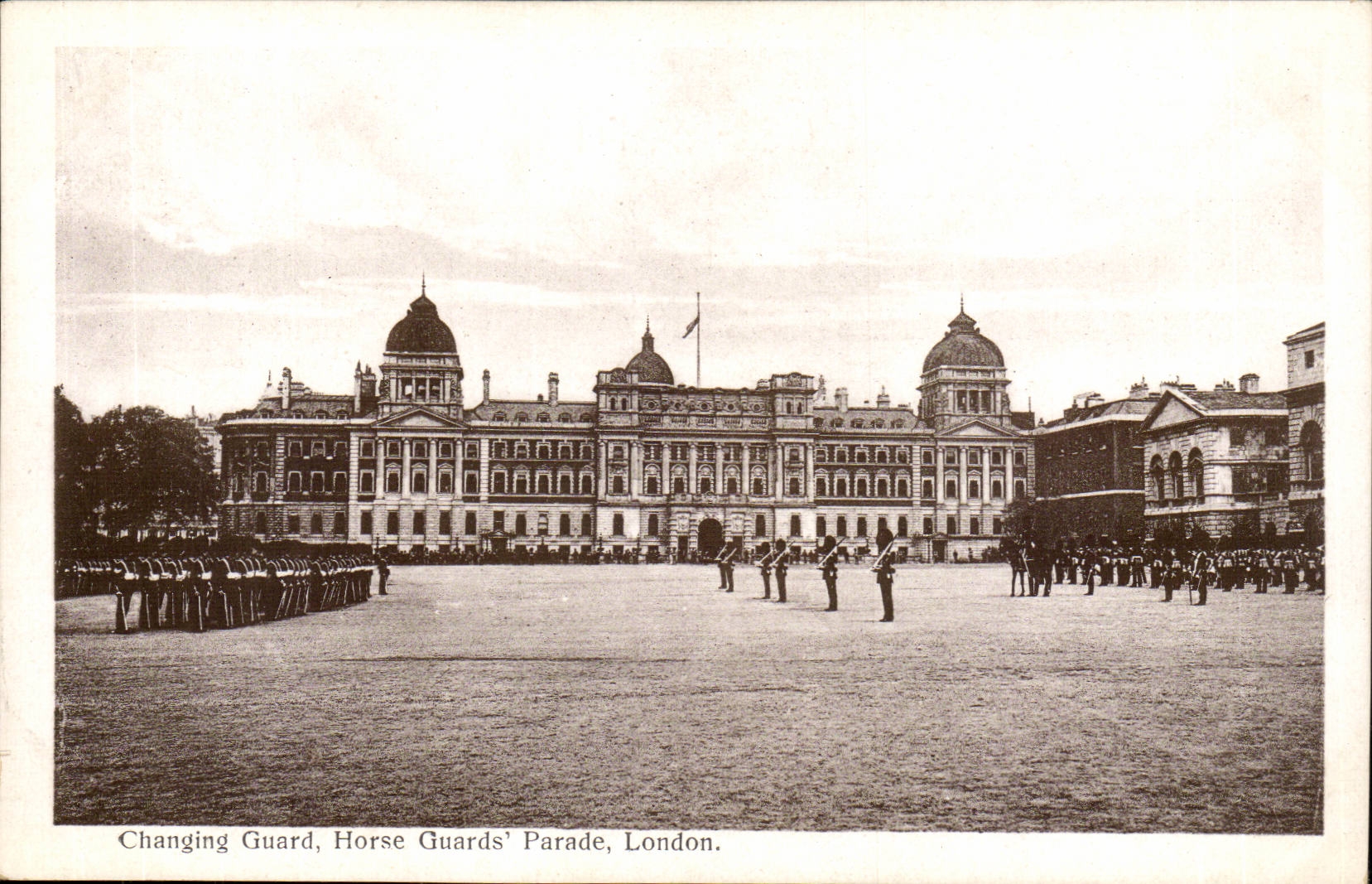 Grande Bretagne Londres London CPA Changing guard Horse guards' parade