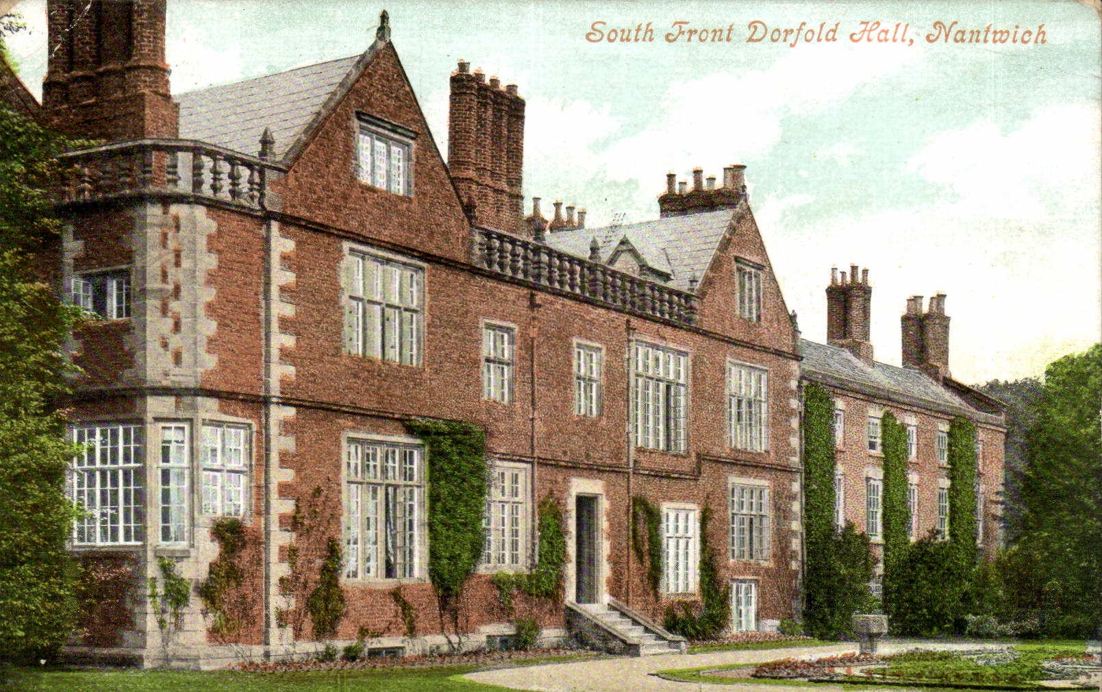 South Front Dorfold Hall, Nantwich — vue de l'édifice en briques avec lierre — éditeur non identifié