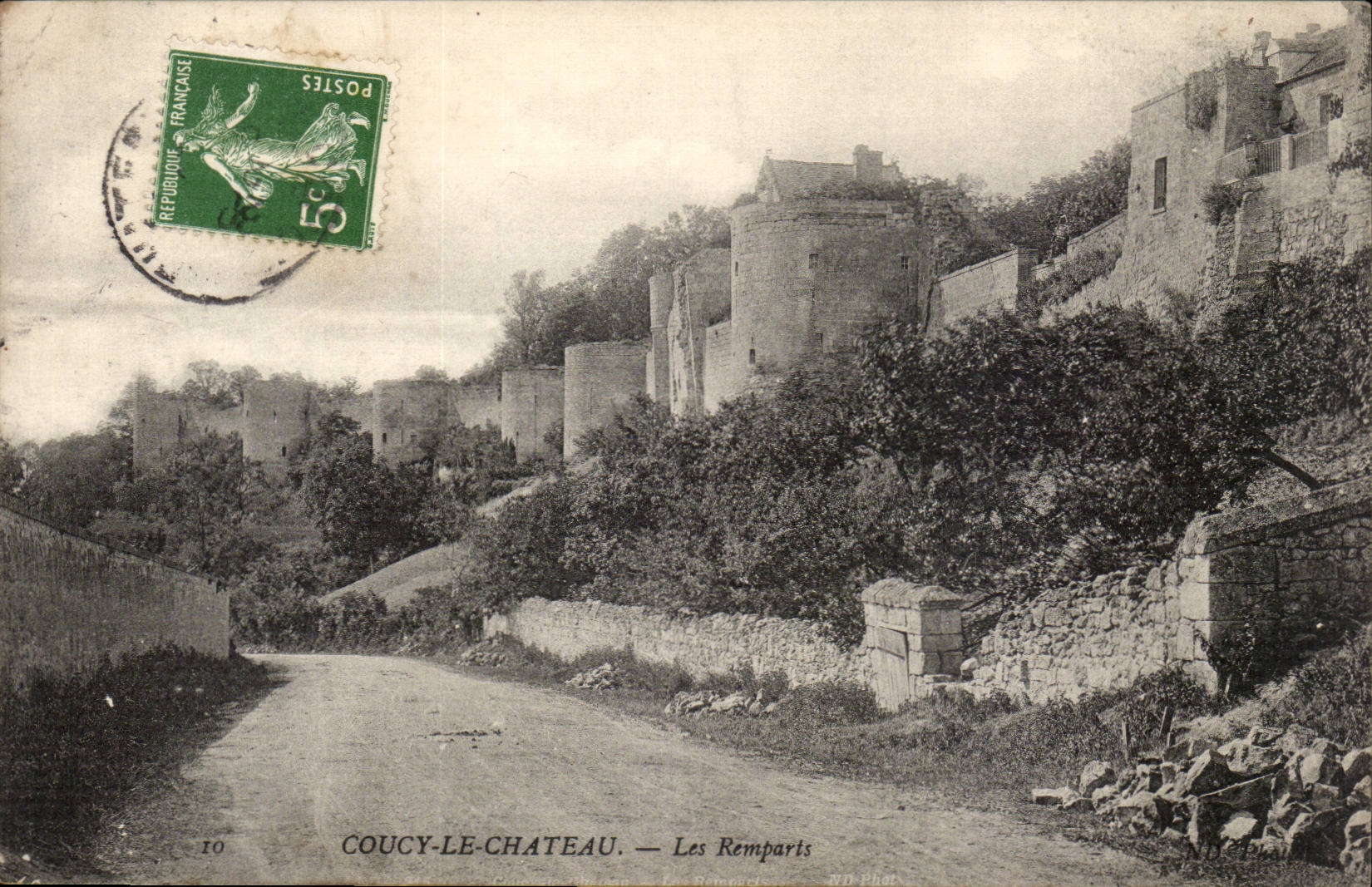 CPA Chateau de Coucy Les remparts