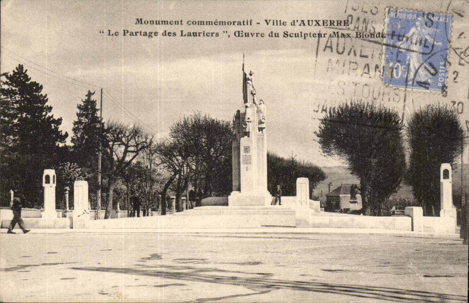 Ville d'Auxerre CPA Le partage des Lauriers Oeuvre du sculpteur Max Blondet