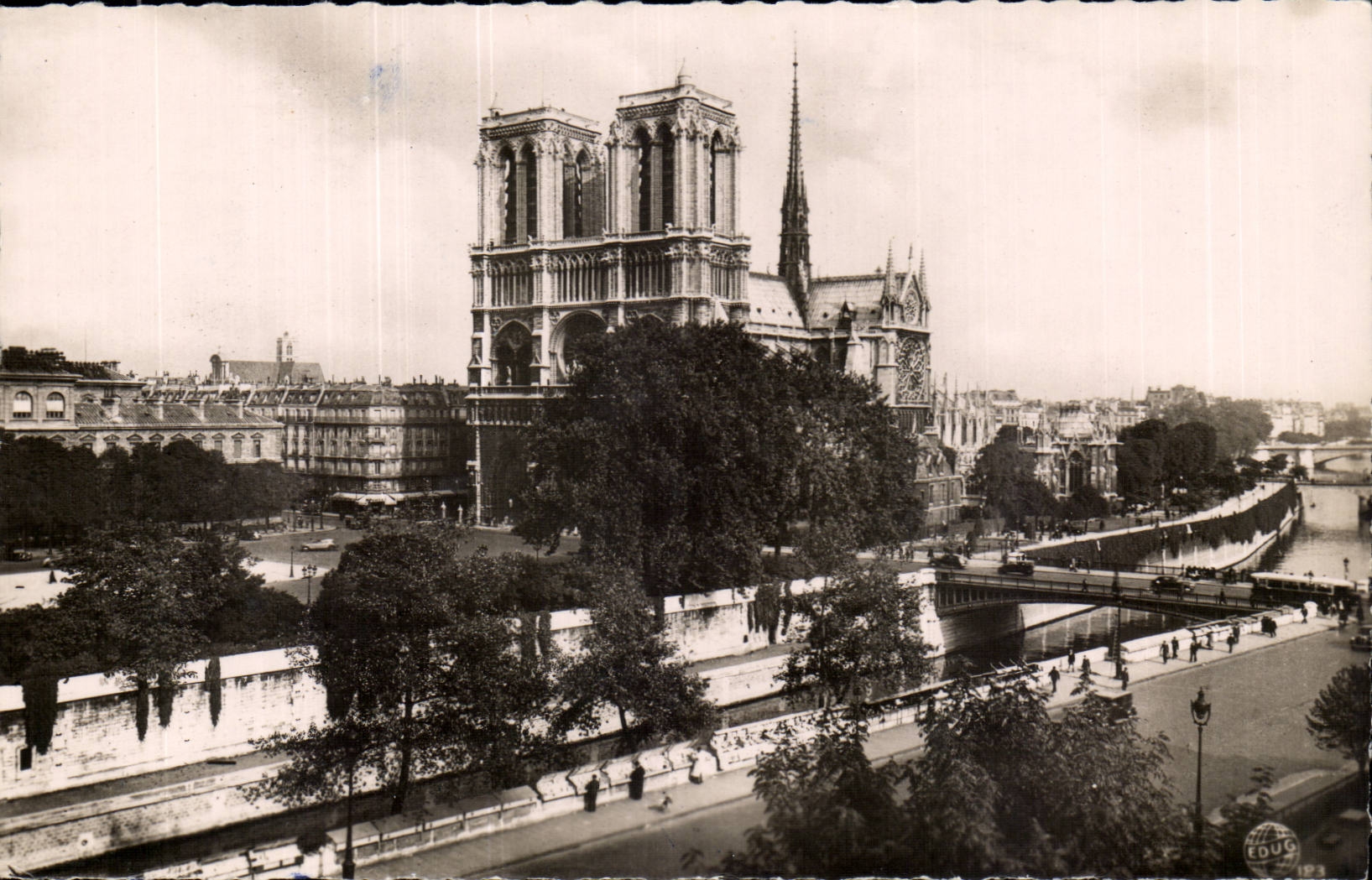 Paris CPM Notre Dame et la Seine