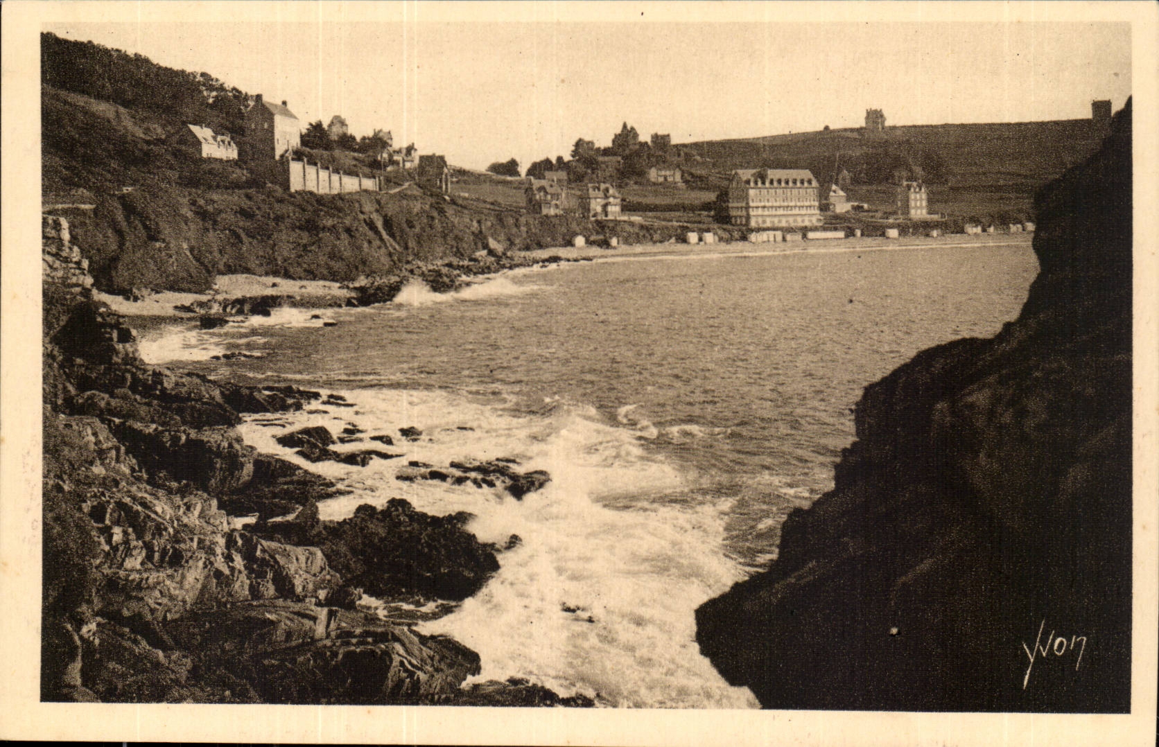 La Plage de Trestignel — Ansicht der Pointe du Château — Les Éditions d'Art Yvon, n°8