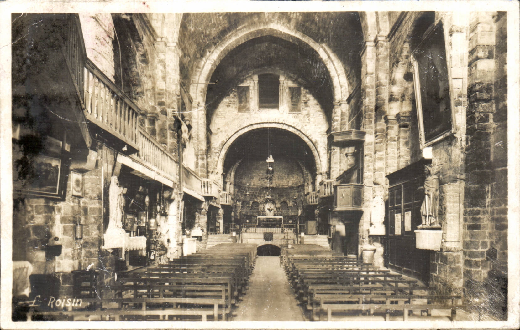 Les Saintes-Maries-de-la-Mer — Intérieur de l'église XIIe siècle — L. Rojsin
