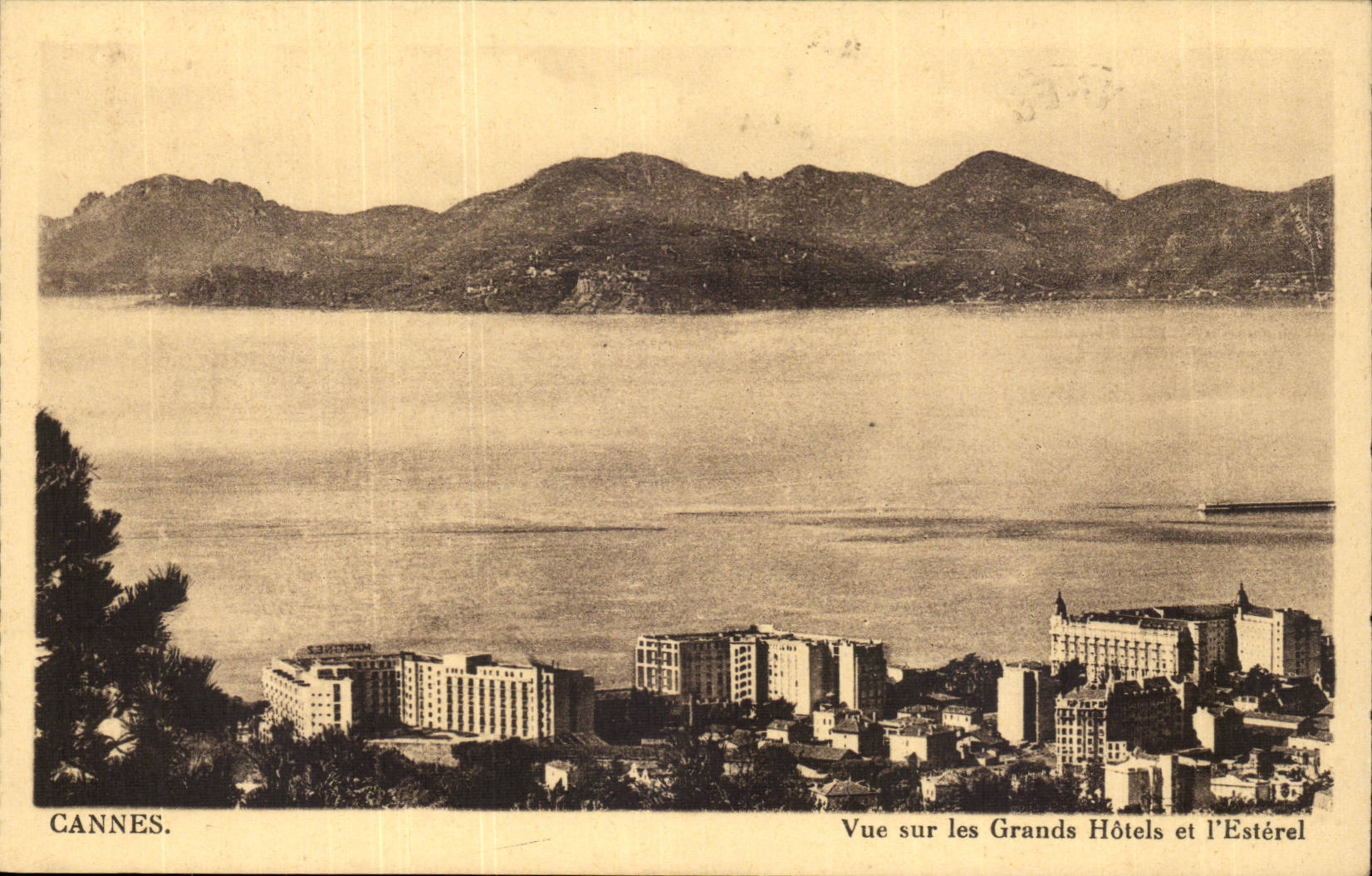 Cannes CPA Vue sur les grands hotels et l'esterle
