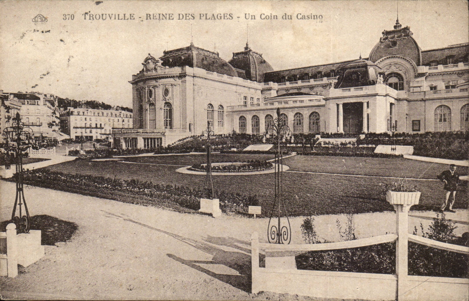 Trouville Reine des plages CPA Un coin du casino