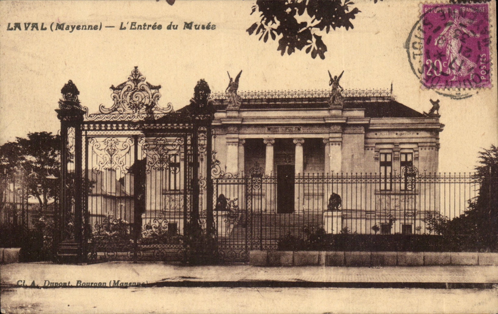 Laval (Mayenne) — L'Entrée du Musée — Cl. A. Dupont, Bourgoin (Mayenne)